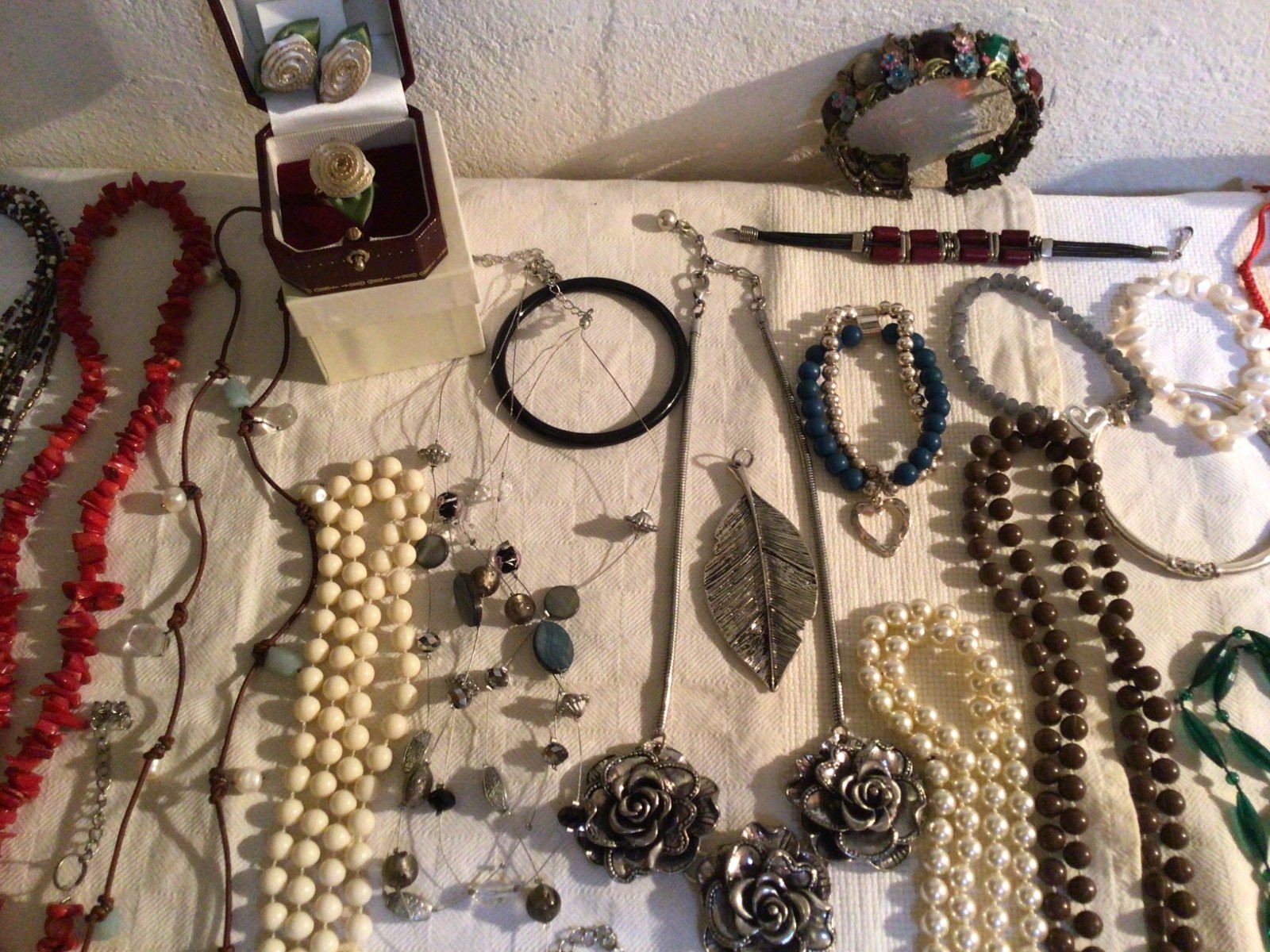 MAX LOT WITH NATURAL CORAL BRACELETS NECKLACES RINGS WITH BOXES