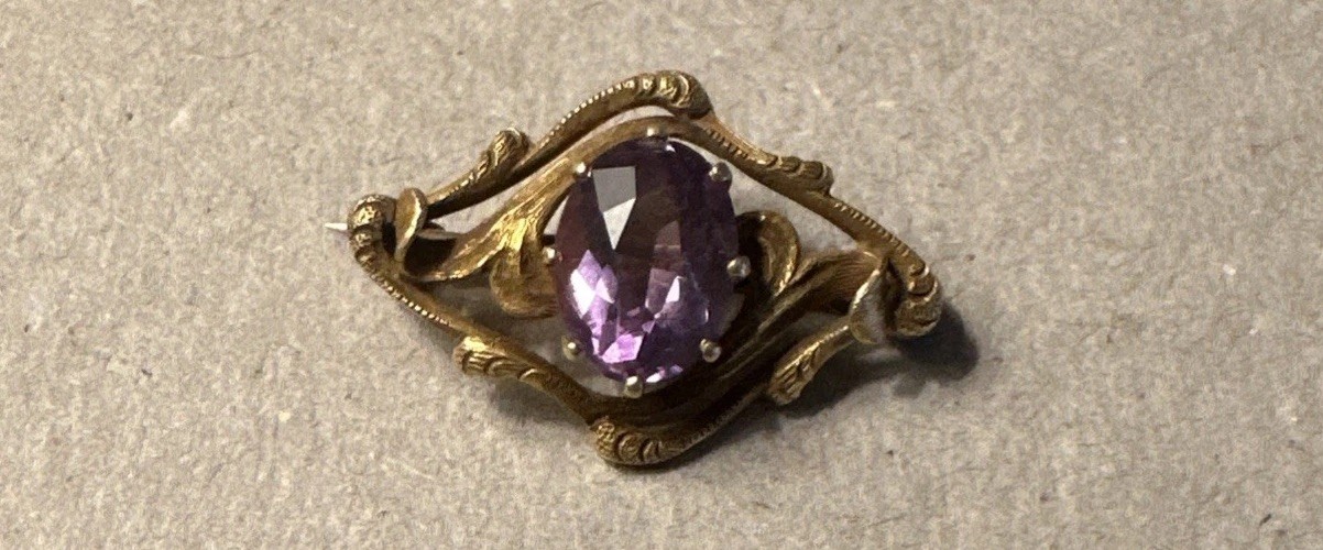 Victorian Antique Amethyst Oval Stone 14K Yellow Gold Purple C Clasp Pin