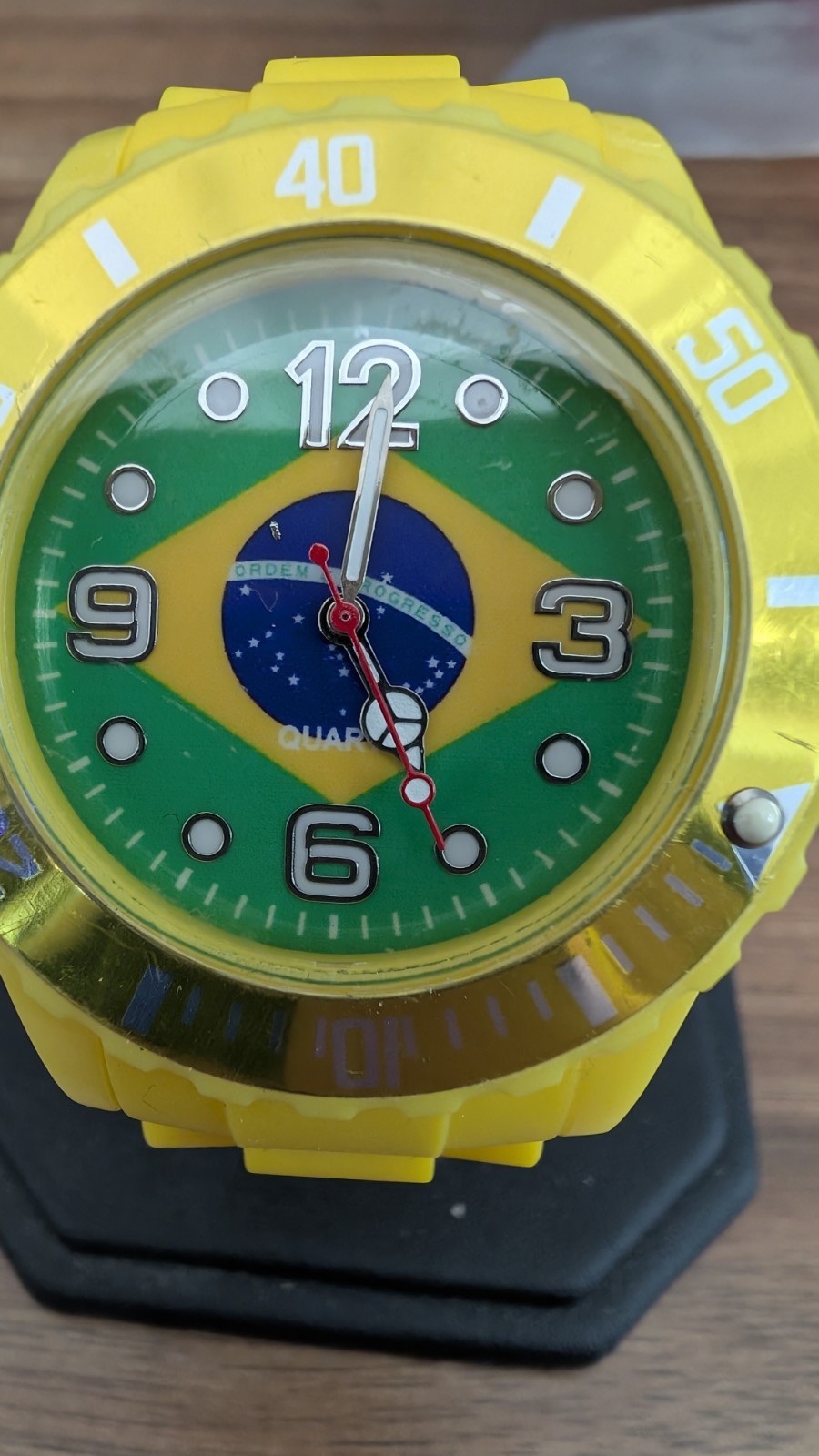 Yellow Brazil Flag Quartz Watch – Sporty Silicone Strap, Rotating Bezel
