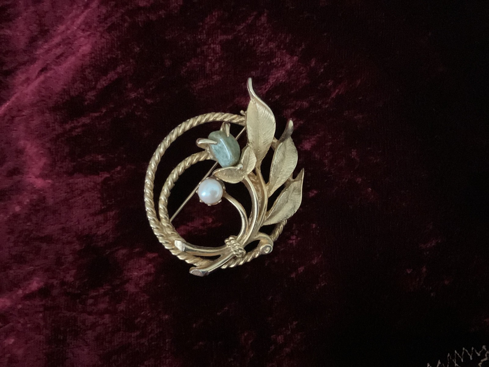 Sarah Coventry Gold Tone Leaves / Swirls Faux Pearl And Faux Jade Oval Brooch