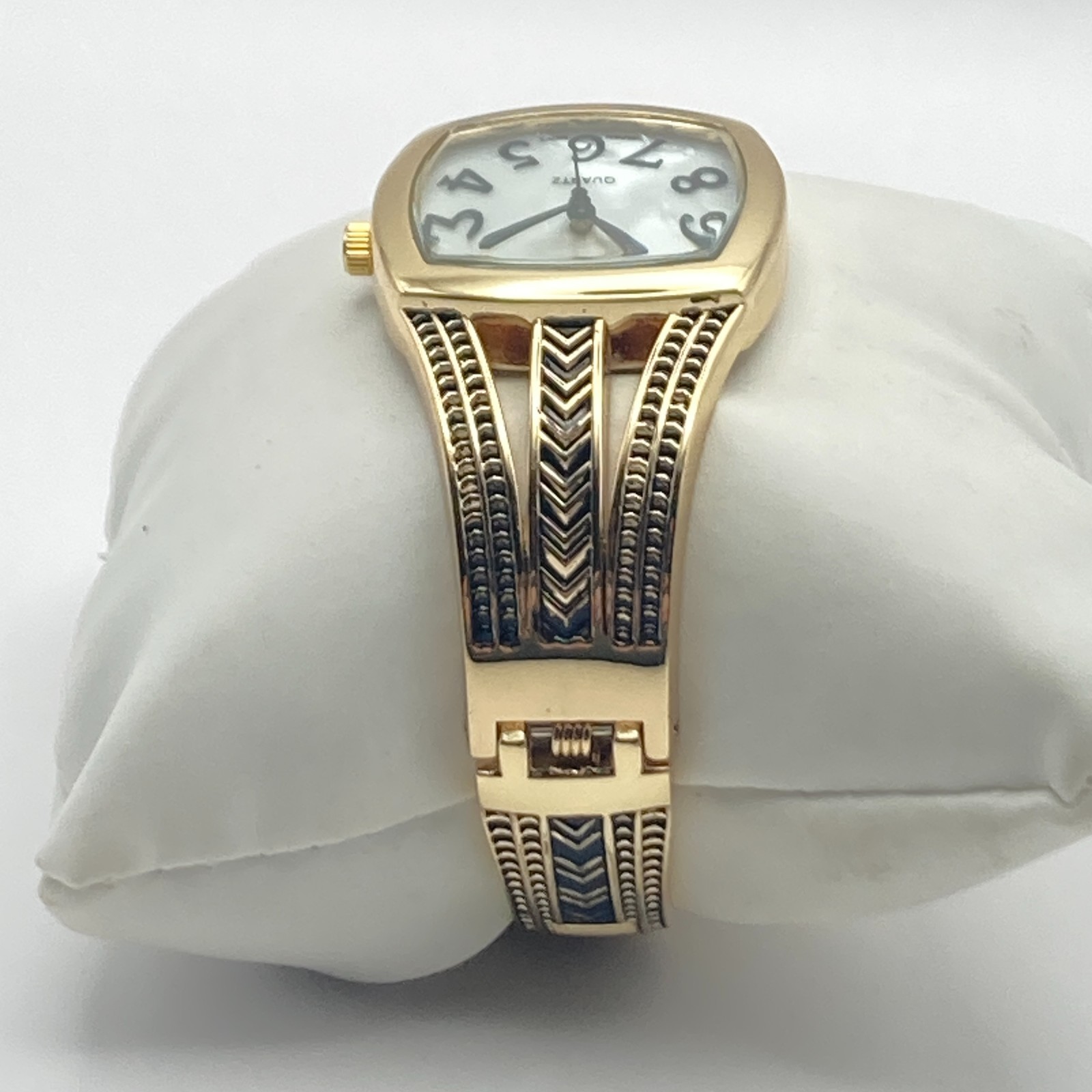 Varsales Women’s Watch Gold Tone Cuff MOP Dial Textured Band New Battery 6.75″
