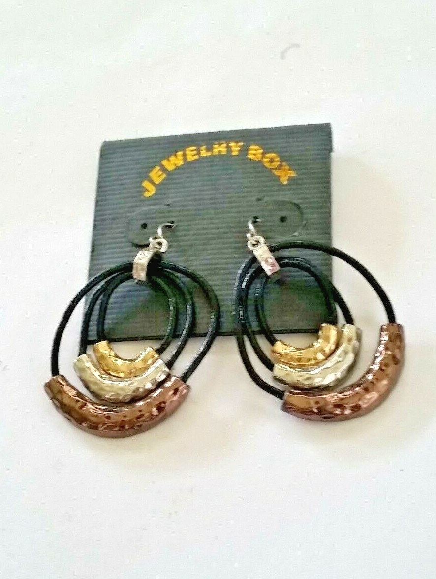 E2132 DESIGNER INSPIRED TRI COLOR TONE METAL LEATHER DANGLE HOOK EARRINGS