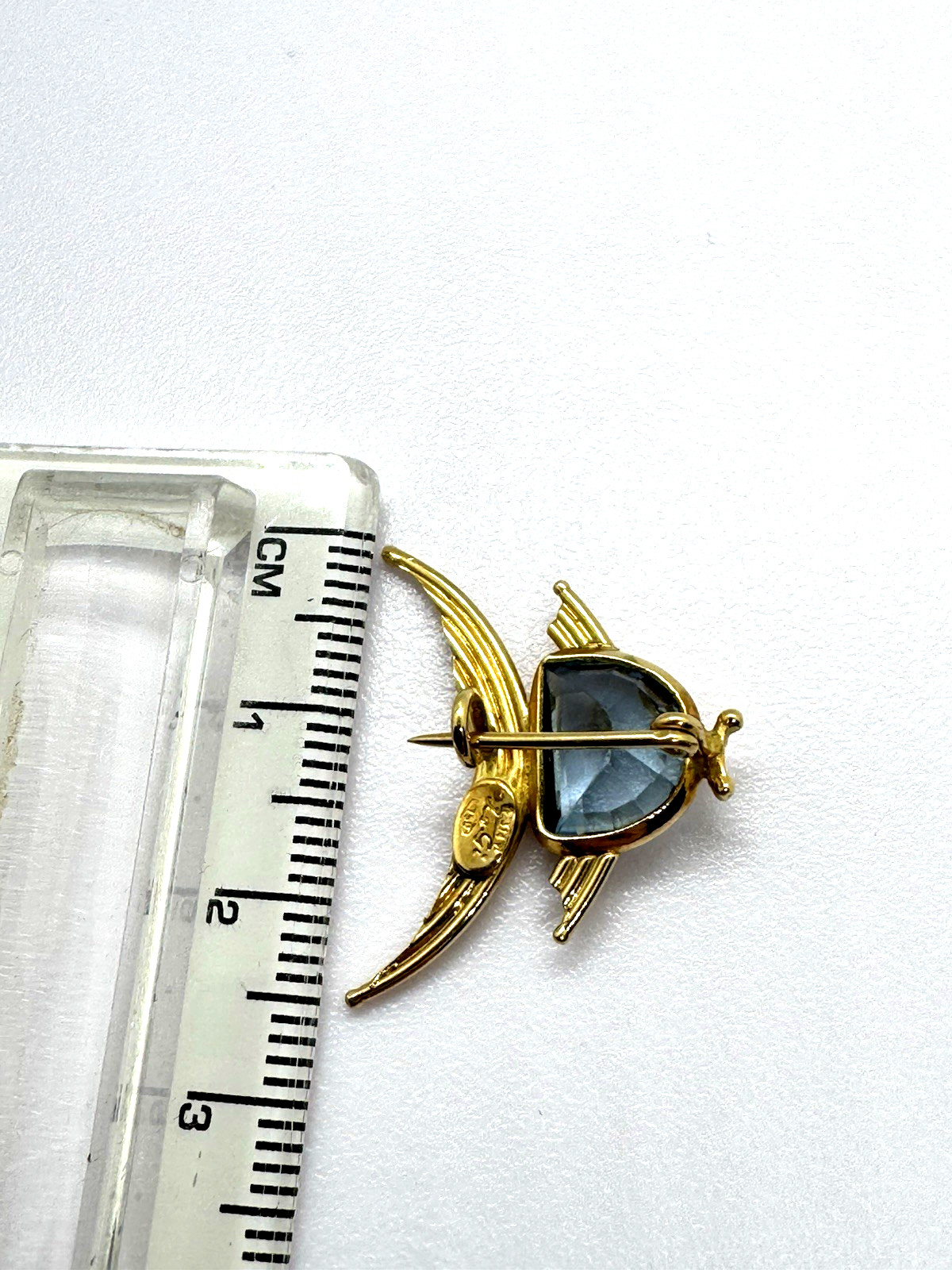 18k Le Gi Blue Topaz Fish Pin C Clasp little brooch with character 2.4 grams