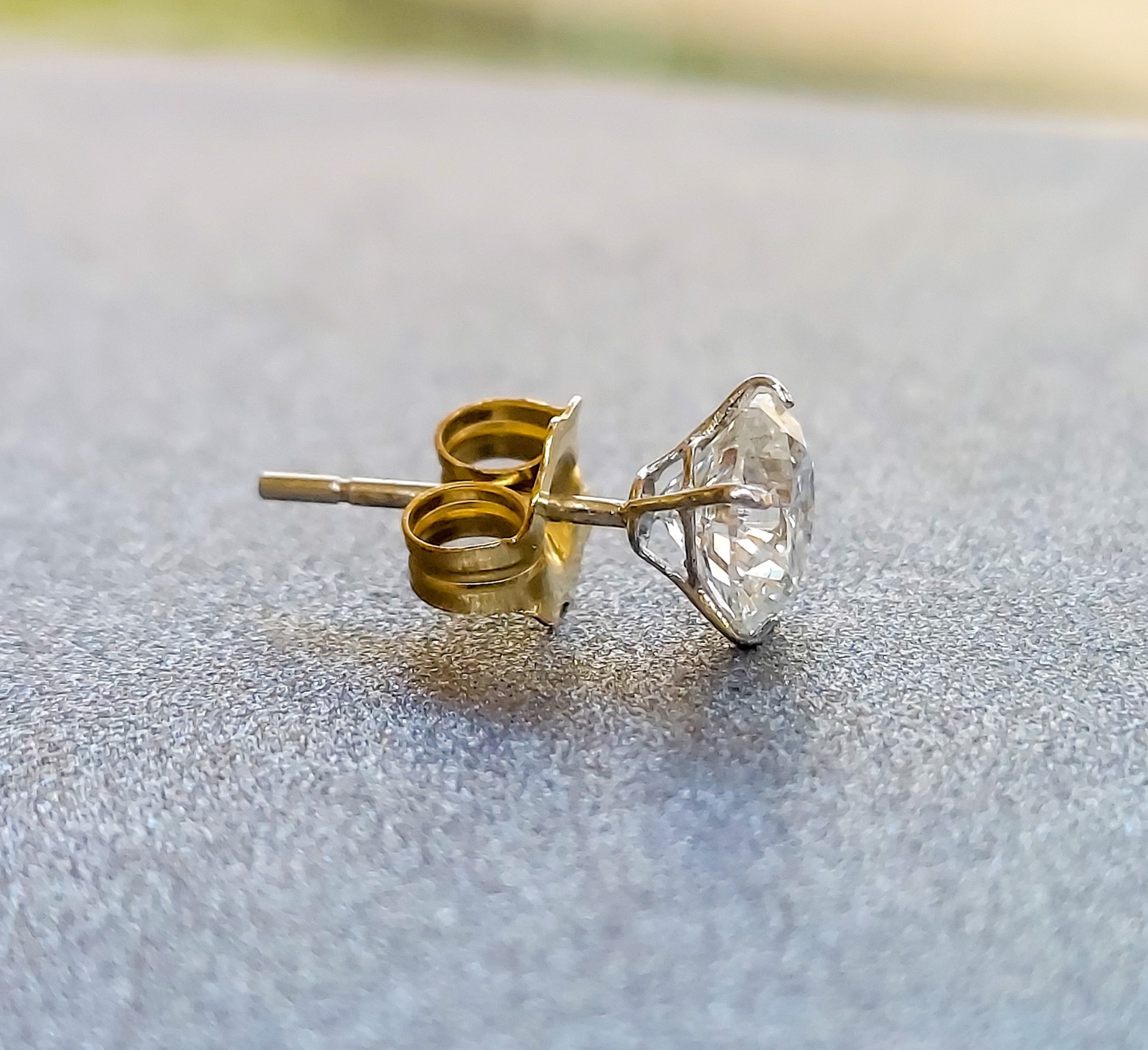 Classic 0.46ct Single Diamond Stud Earring in 14k Gold , Brilliant cut diamond