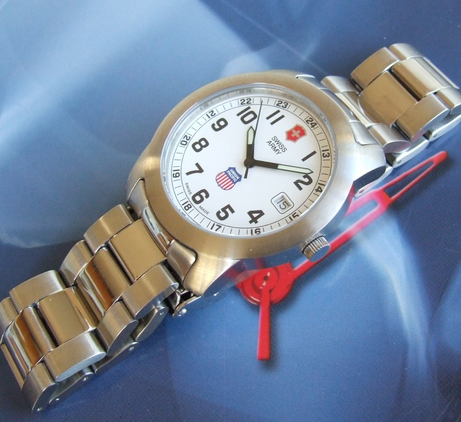 VictorINOX SWISS ARMY~Men FIELD Rare UNION PACIFIC RR Dial~SS Bracelet~Very Fine