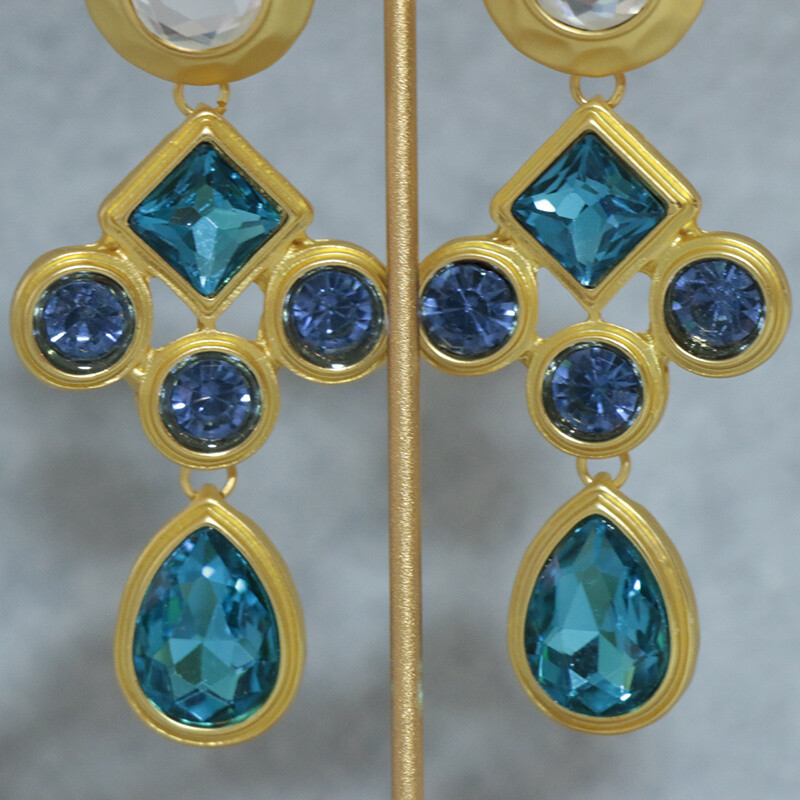 Vintage Earrings with A Palace Style Niche and High-end Feel Featuring Vintage