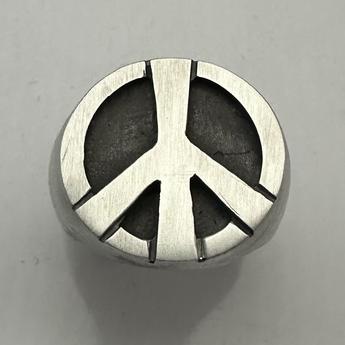 MJG STERLING SILVER PEACE SYMBOL RING. 22 GR. SZ 9 1/2