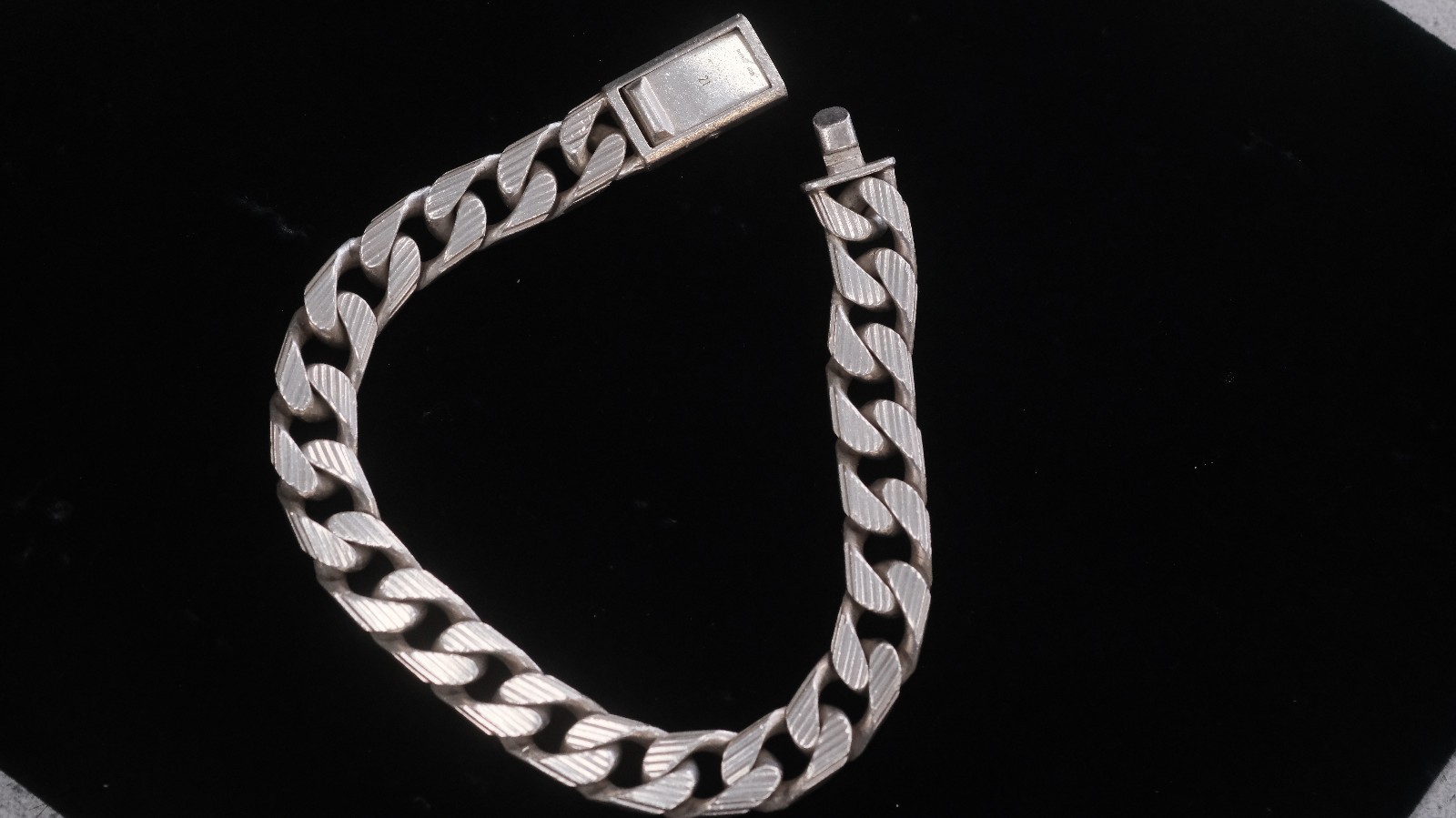 Gucci Sterling Silver Curb Link Heavy Bracelet 58.9g 9 INCHES LONG 10MM WIDE