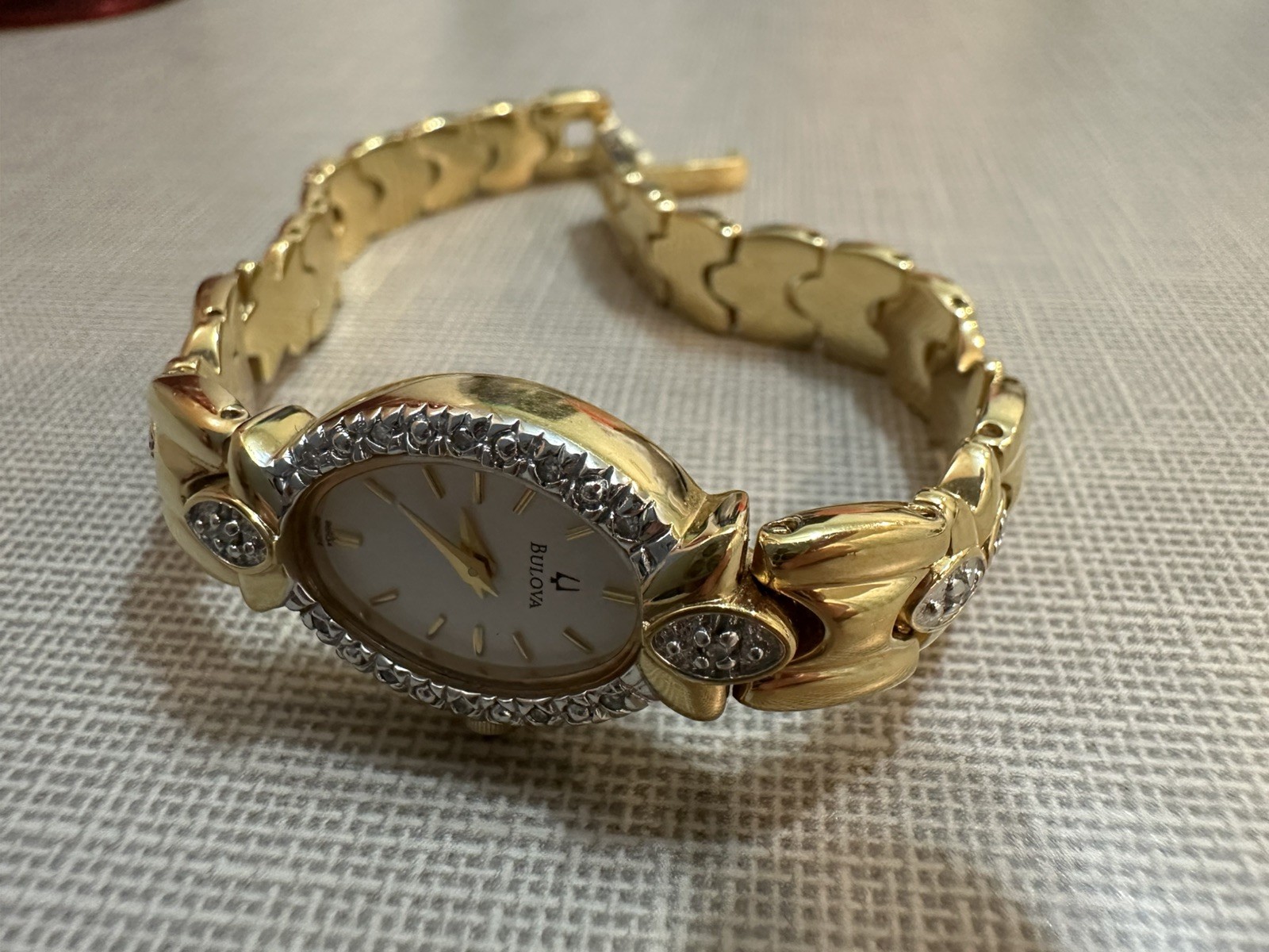 VINTAGE 7″ BULOVA 98R34 LADIES DIAMOND ACCENT BEZEL WATCH
