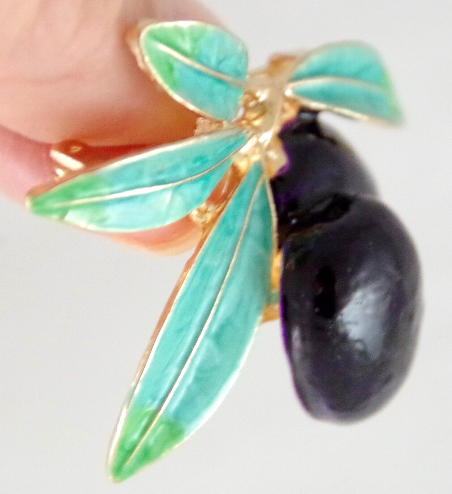Pretty! 1.75″ NWOT HIGHLY DIMENSIONAL BLACK OLIVE FRUIT ENAMEL & GOLD BROOCH PIN