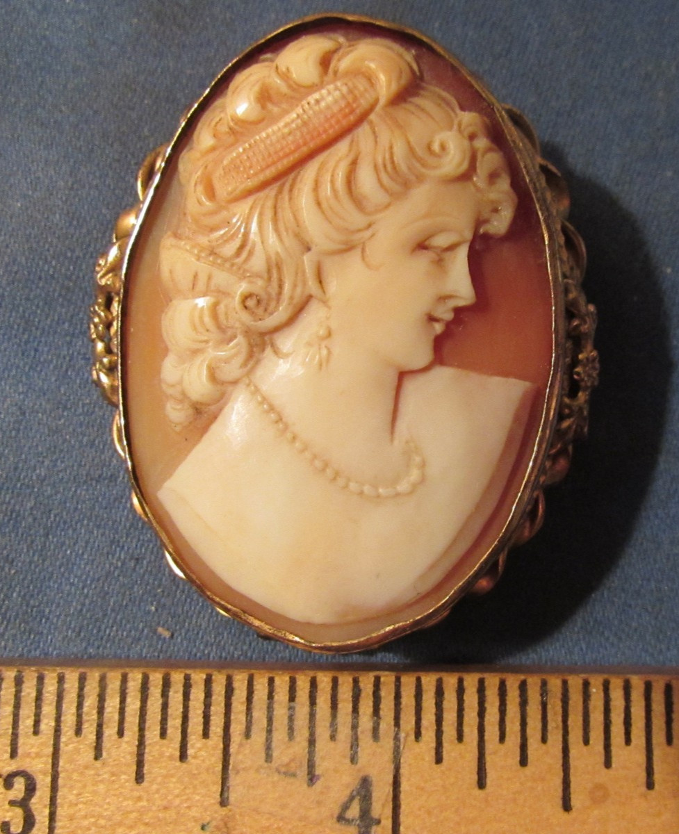 VINTAGE CARVED SHELL CAMEO GOLD FILLED PENDANT BROOCH FLORAL FRAME 1 1/2 X 2