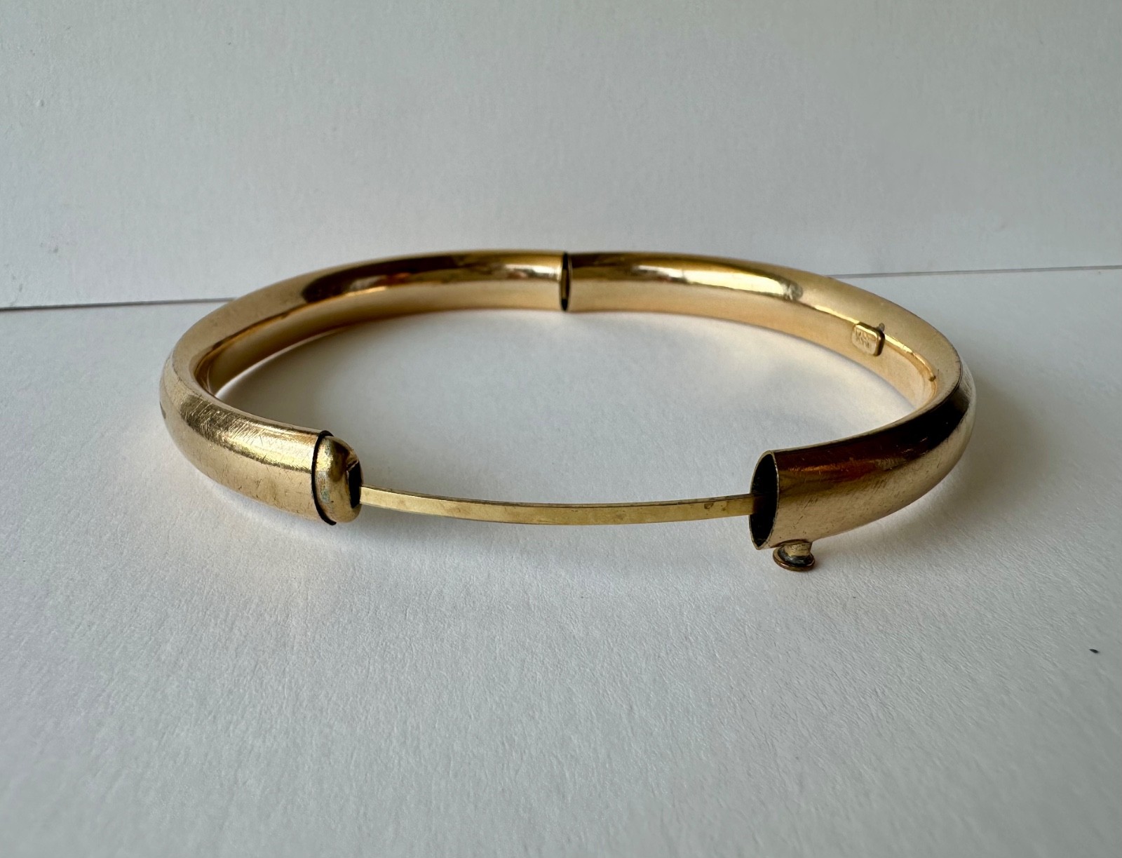 Vtg Winard 12K Gold Filled Hinged Bangle floral Etched secure w/ Bar