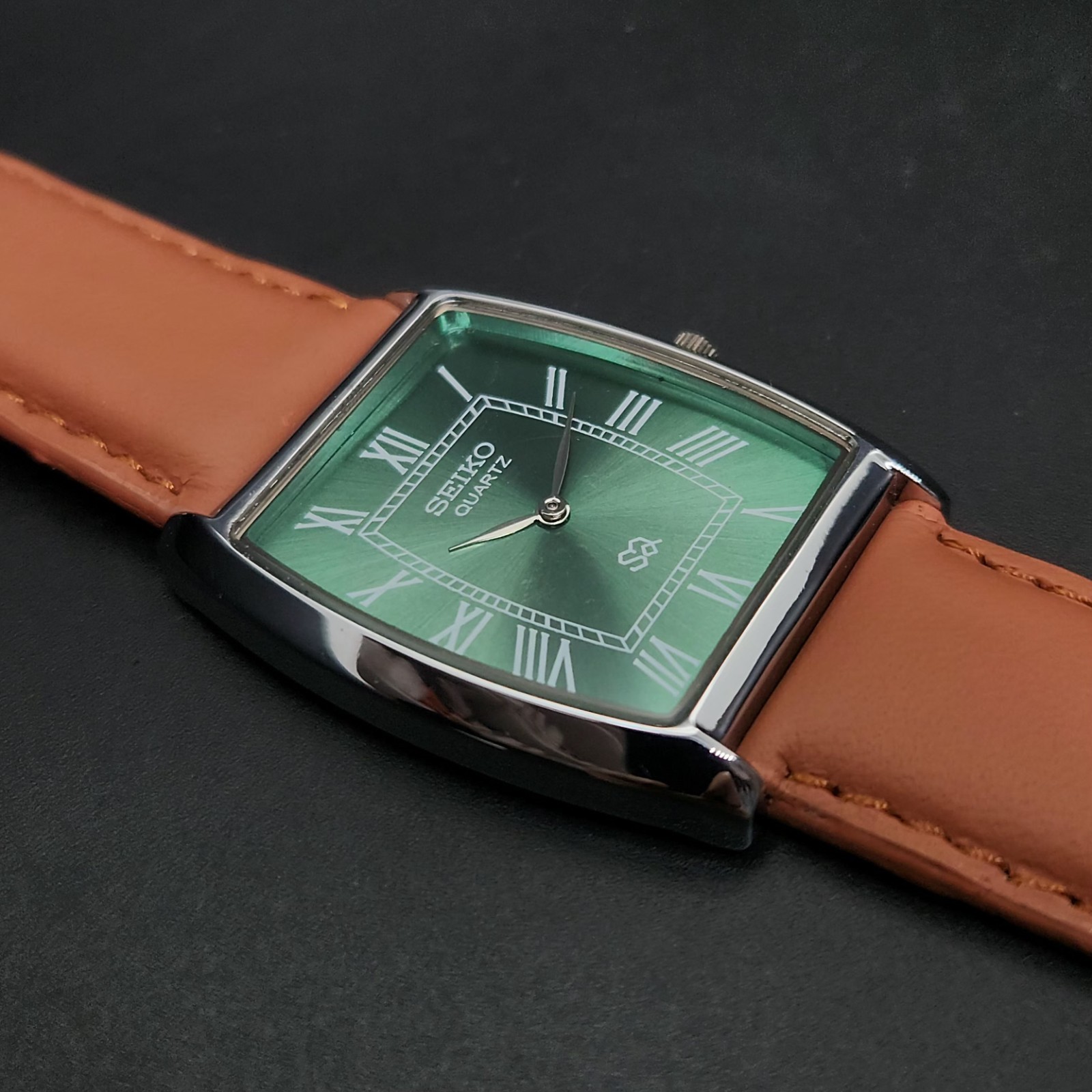 Vintage Seiko Slim Quartz Barrel 30MM Mens Wrist Watch – Comes With New Battery