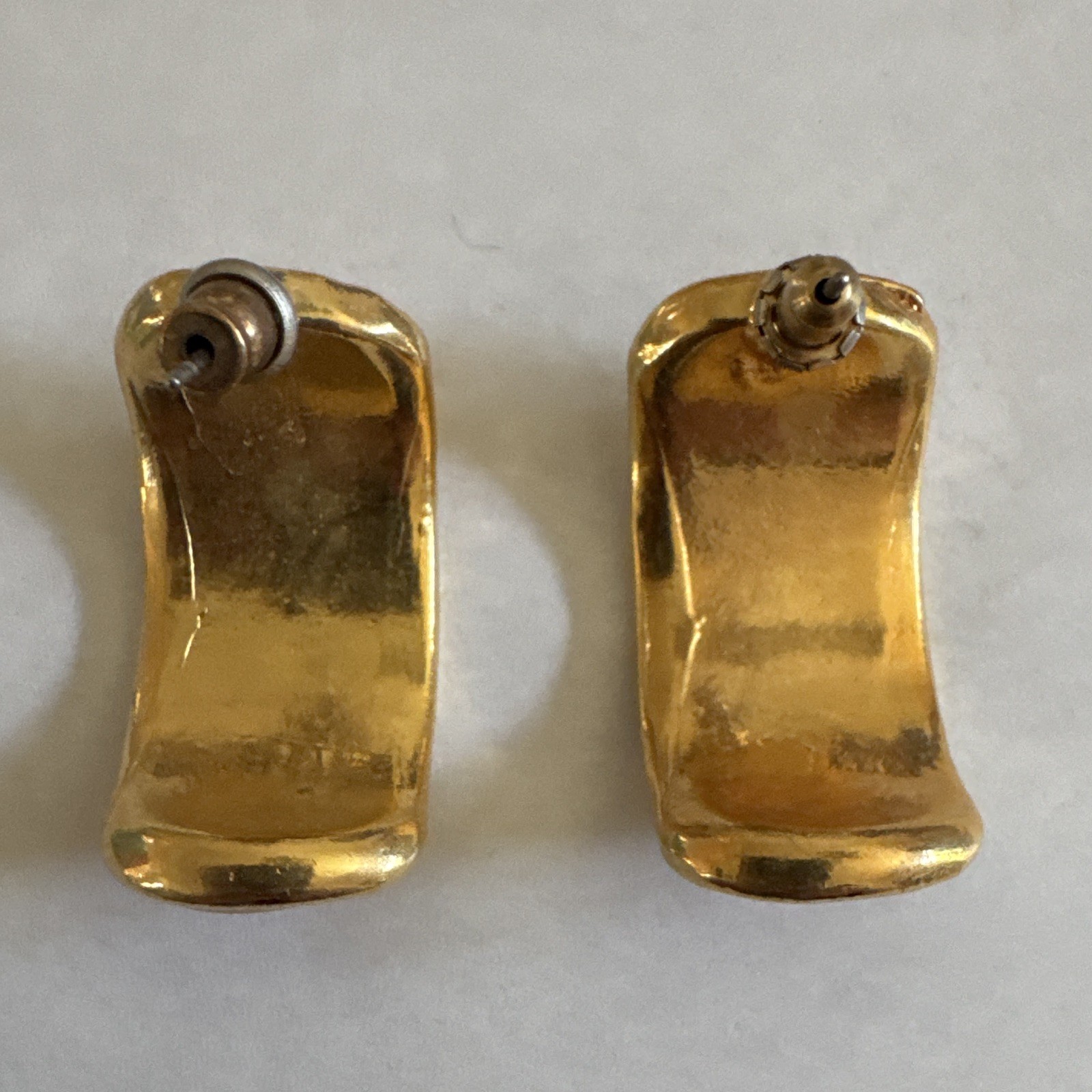 Gold Tone Cuff Post Stud Earrings Beige Swirl Inlay Metal Lobe Pair