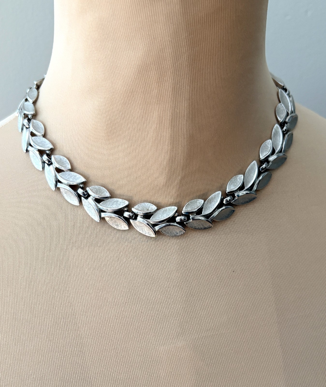Vintage 1960s Crown Trifari Brushed Silver-Tone Leaf Choker Necklace 15”