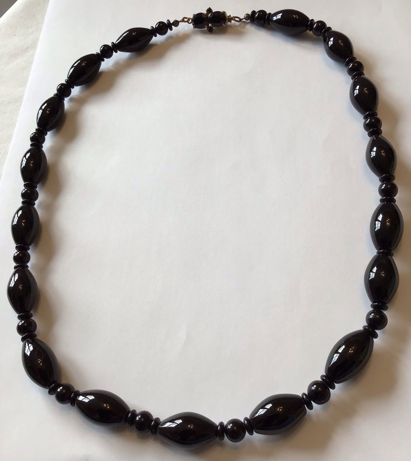 VINTAGE ART DECO MOURNING JET BLACK MOLDED BEAD NECKLACE H6
