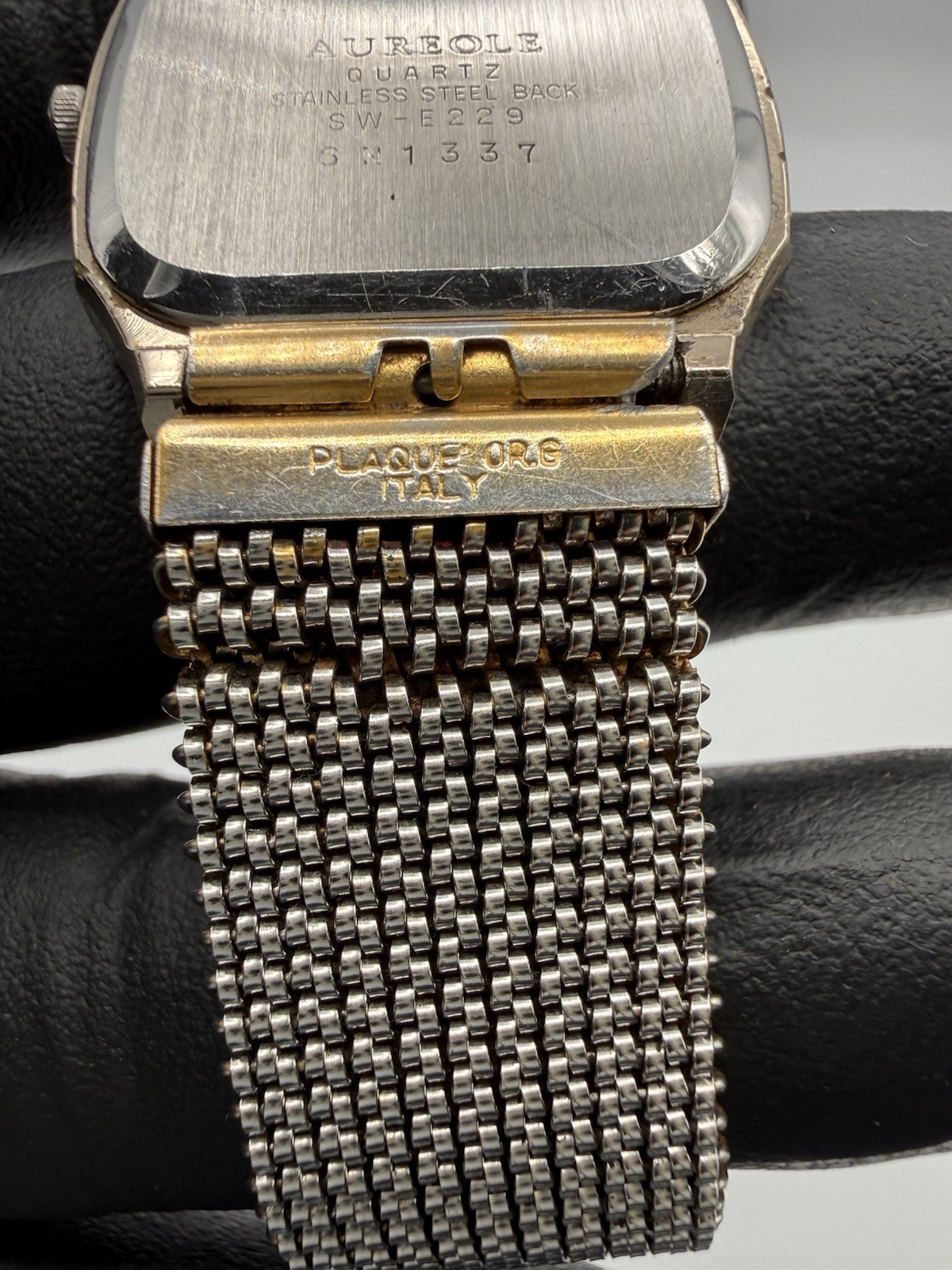 Aureole Quartz Gold Dial Wristwatch