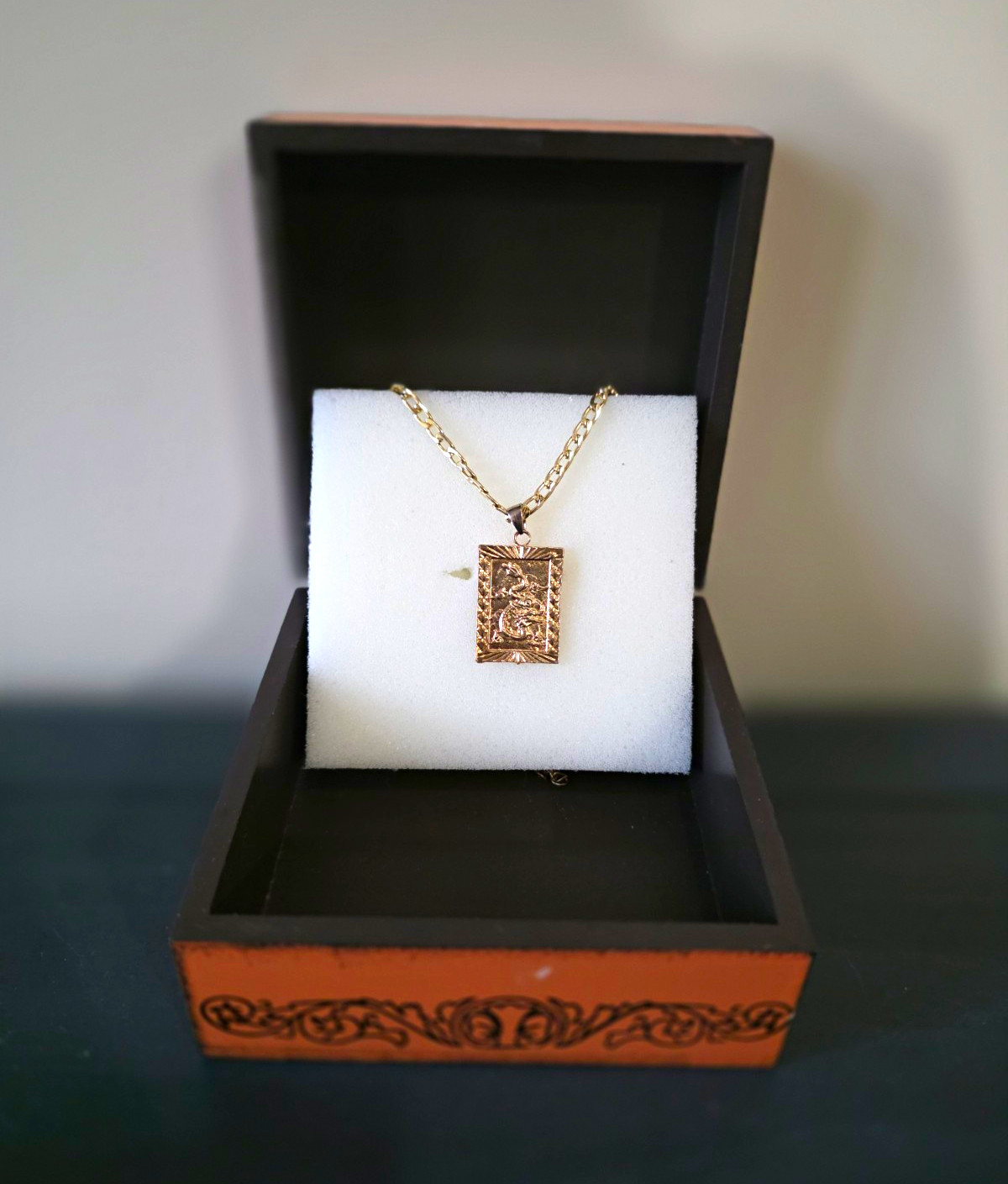 Gold Tone Figaro Chain Necklace Rectangle Etched Pendant Adjustable Lobster