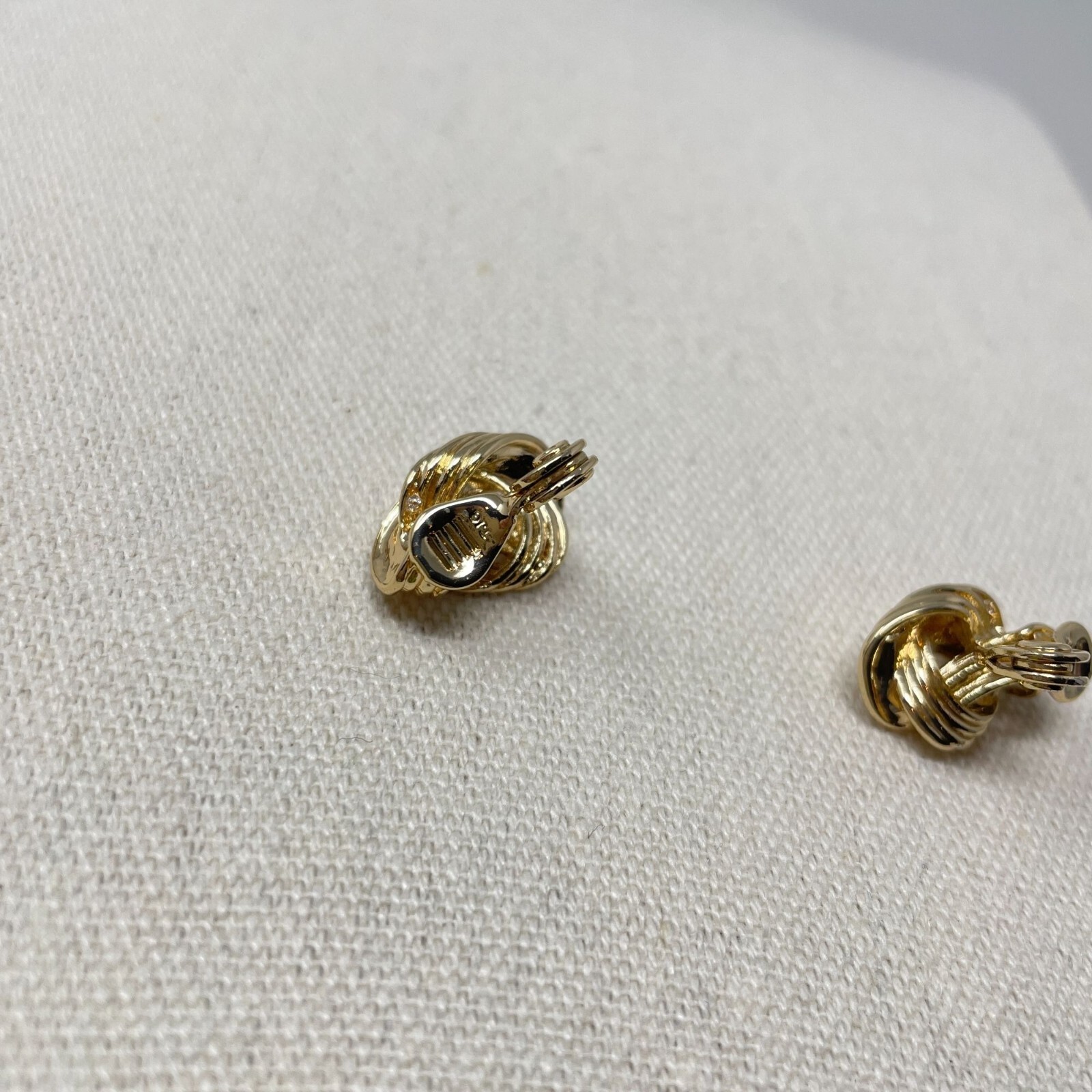 The Jewelry Group TJG Signed Gold Tone Knotted Clip On Statement Earrings Marked