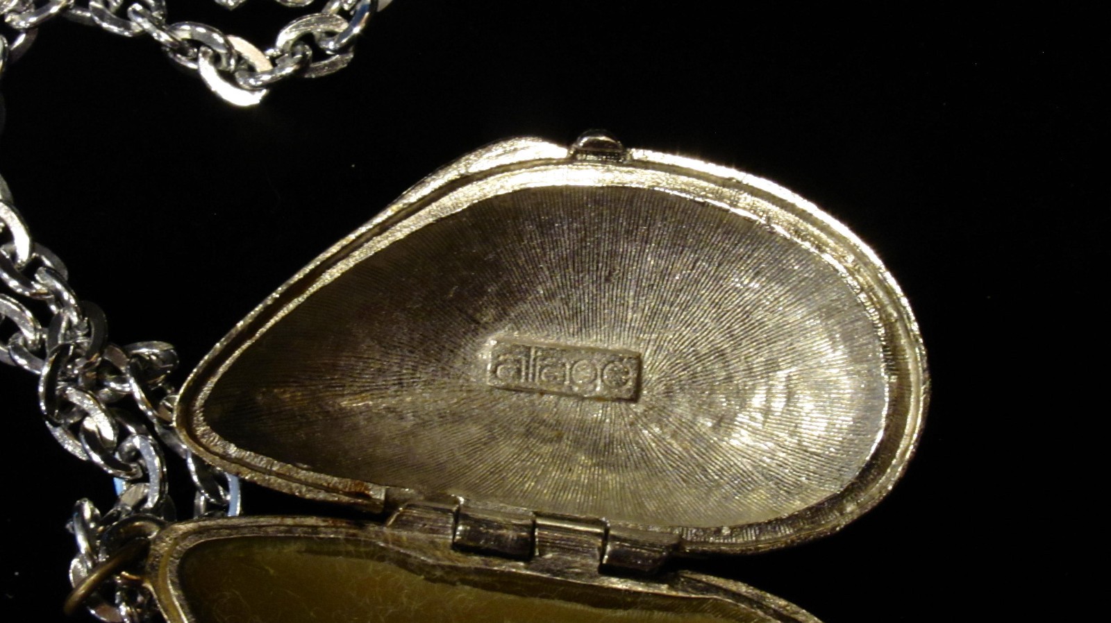 VTG Estee Lauder Aliage Mussel Shell Perfume Locket Pendant Necklace w/Perfume