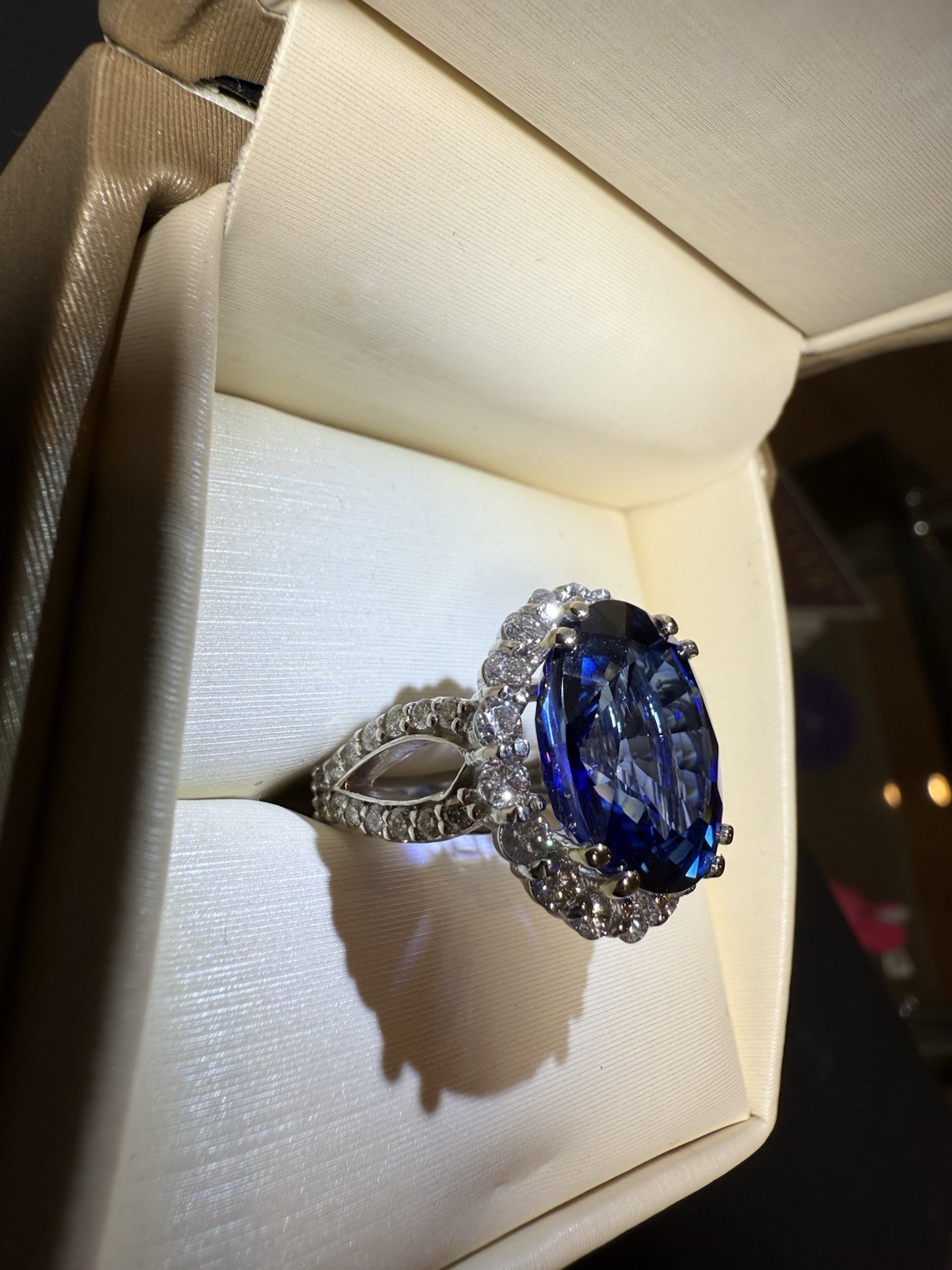 AIGL Certified 14kt Gold 23.62 ct Oval Natural diffused Sapphire & Diamond Ring