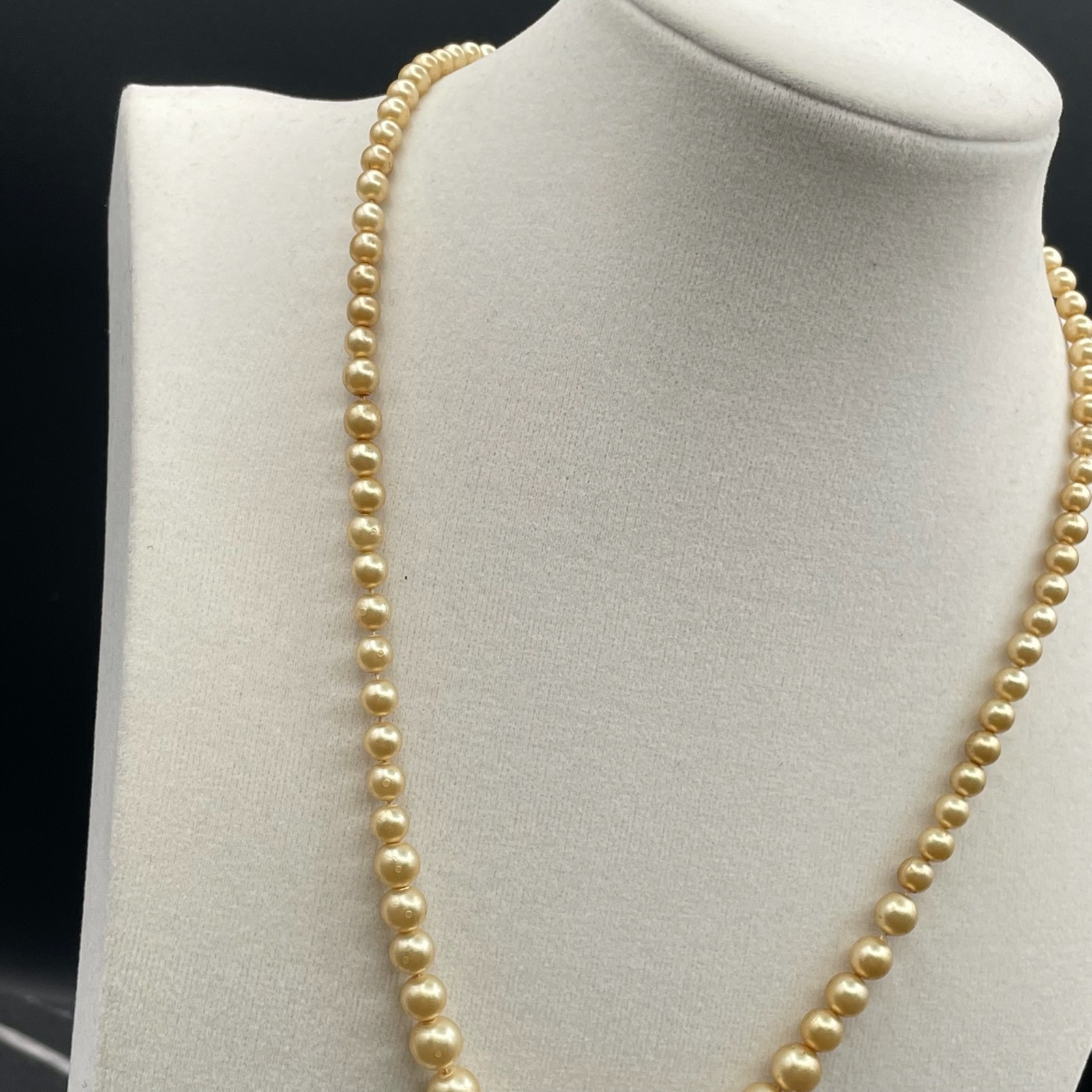 Vintage Cream Classic Fashion Graduated Pearl Beaded Push Lock Necklace