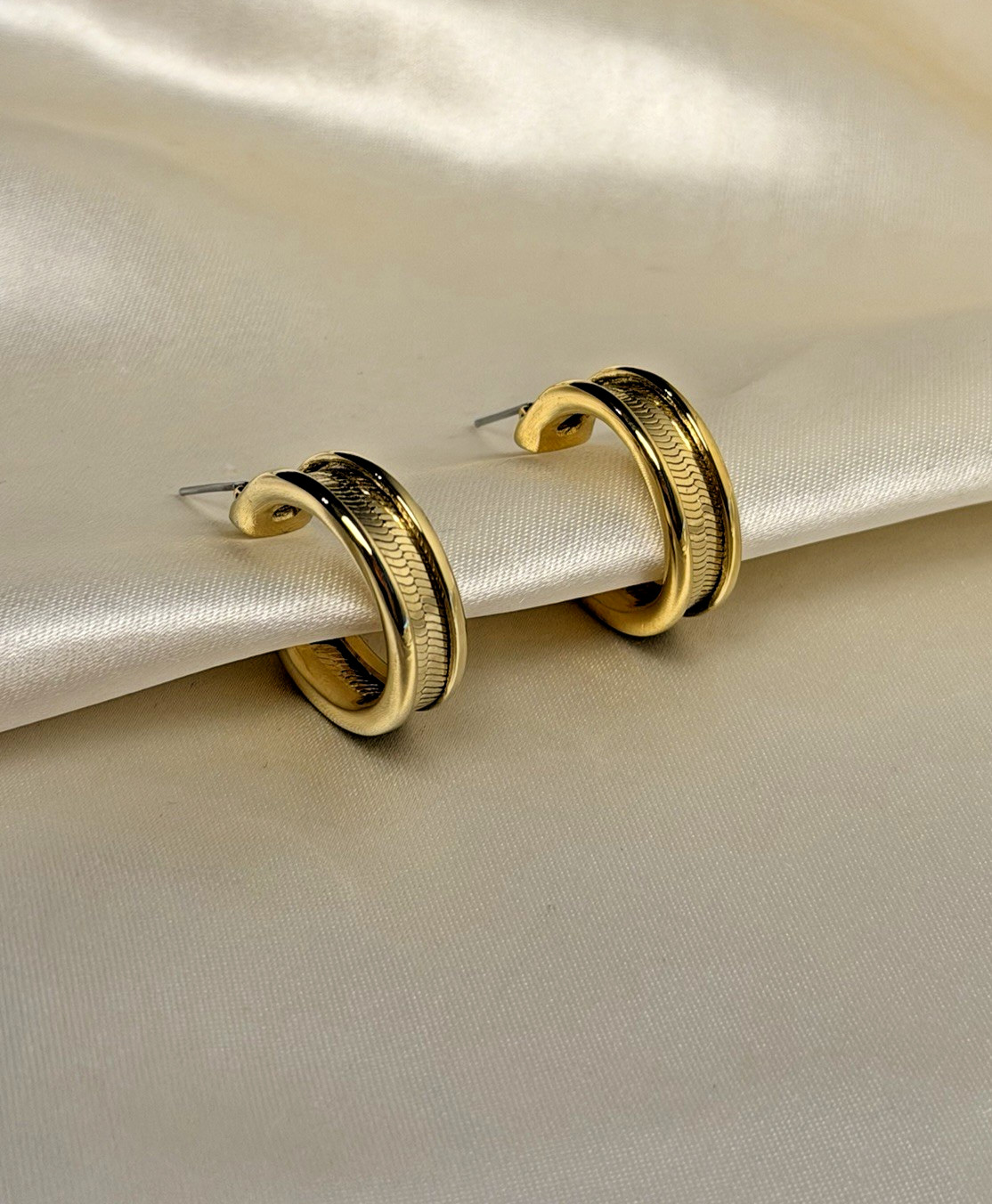 Vintage Gold Tone 1” Hoop Earrings Latch Back Lightweight Pierced Ears