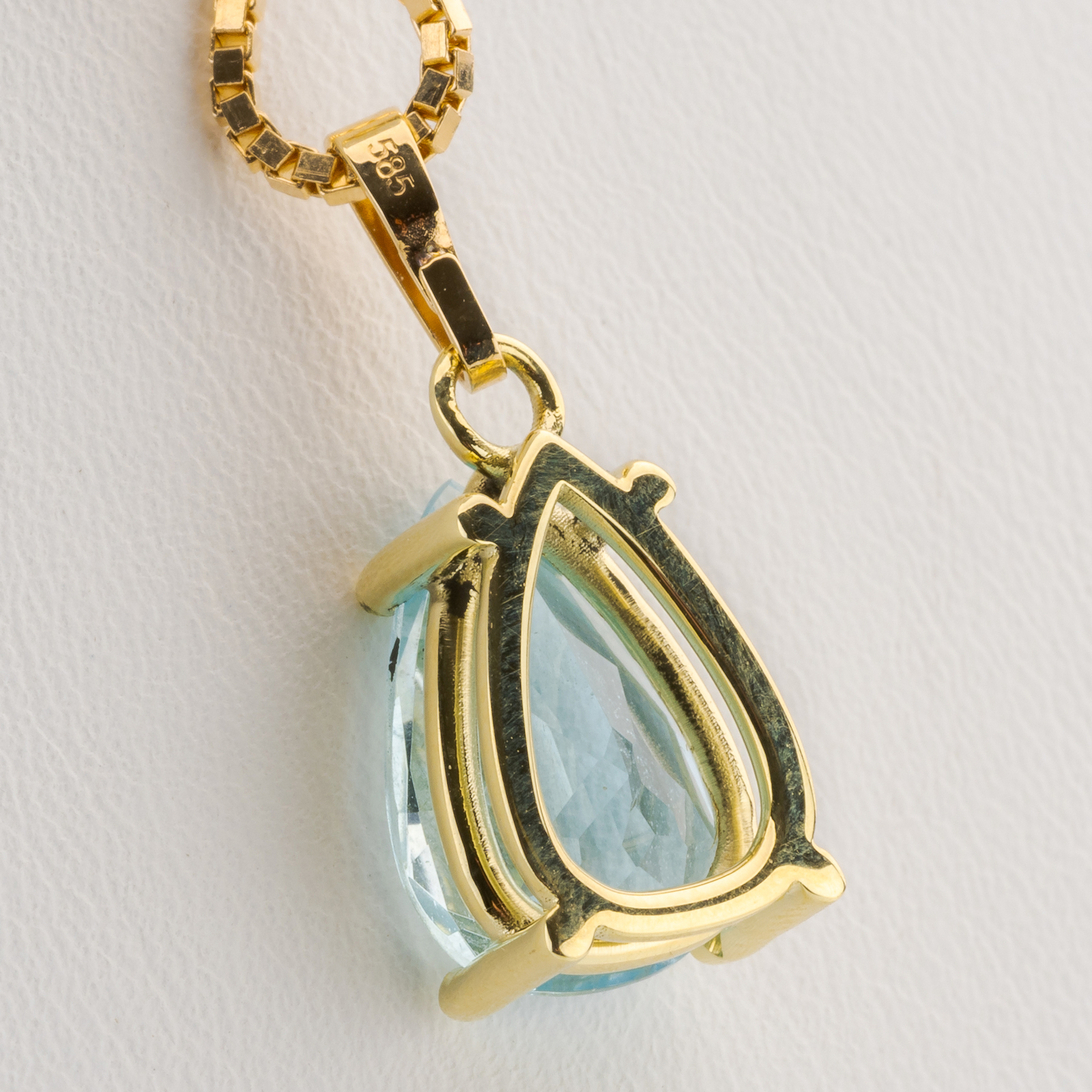 14k gold pendant with an aquamarine