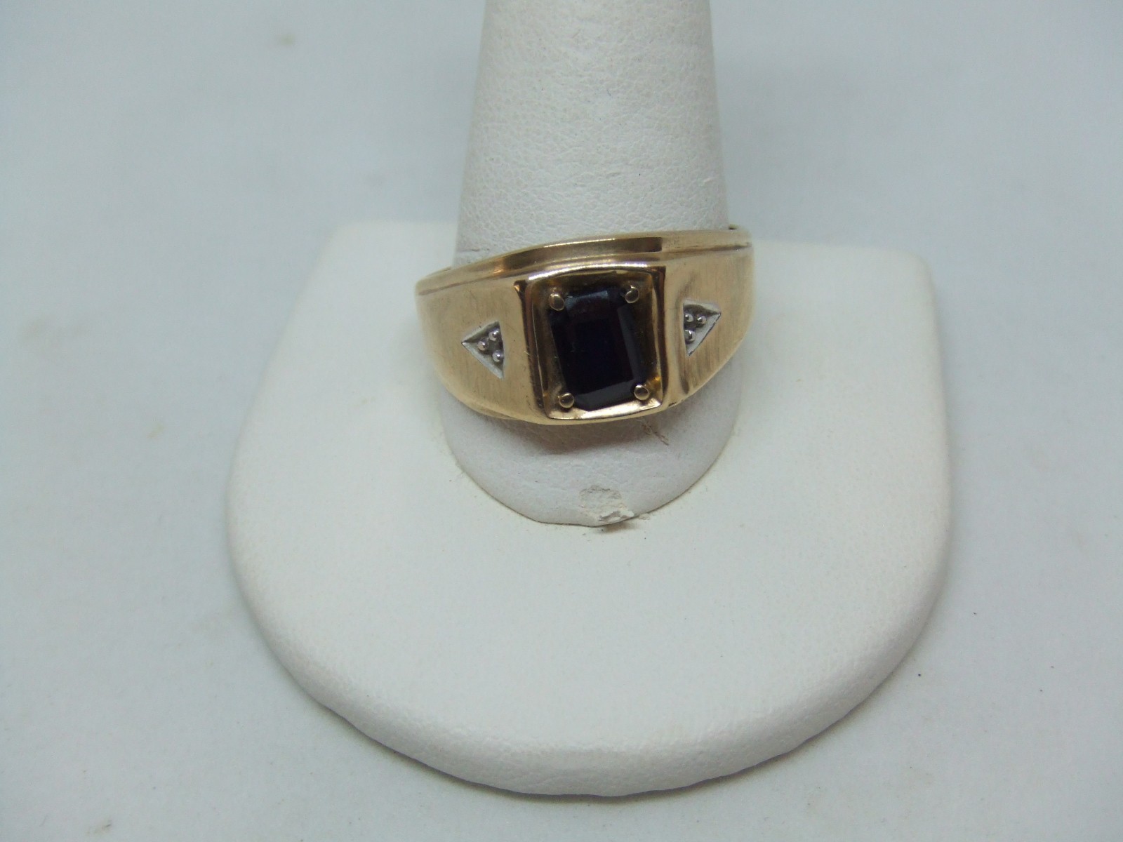 Men’s 10k y.g. onyx ring size 13.5