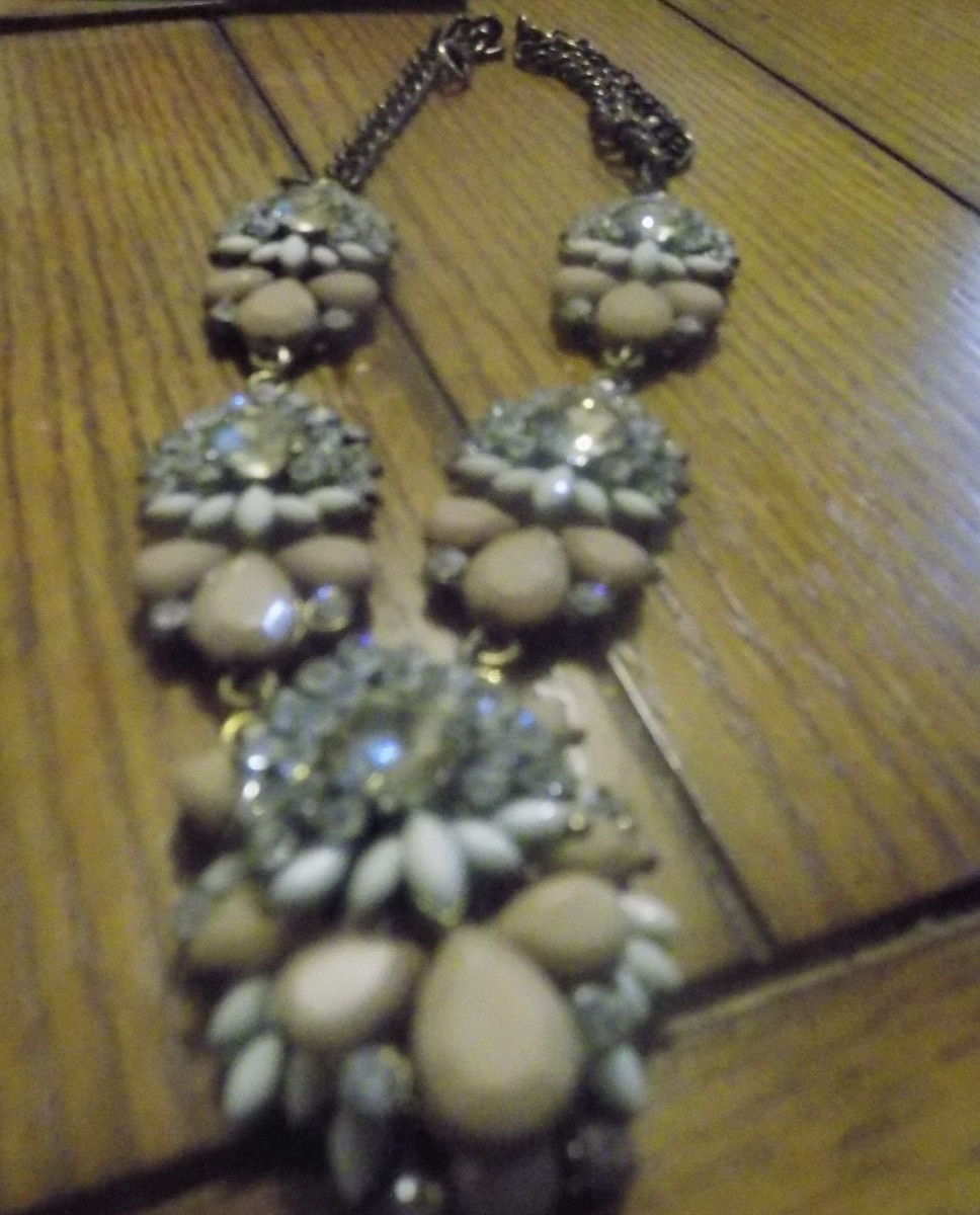 Vtg Statement Bib Necklace Tan, White & Clear Beaded Gold Tone 18″ – 21″ ( 545)