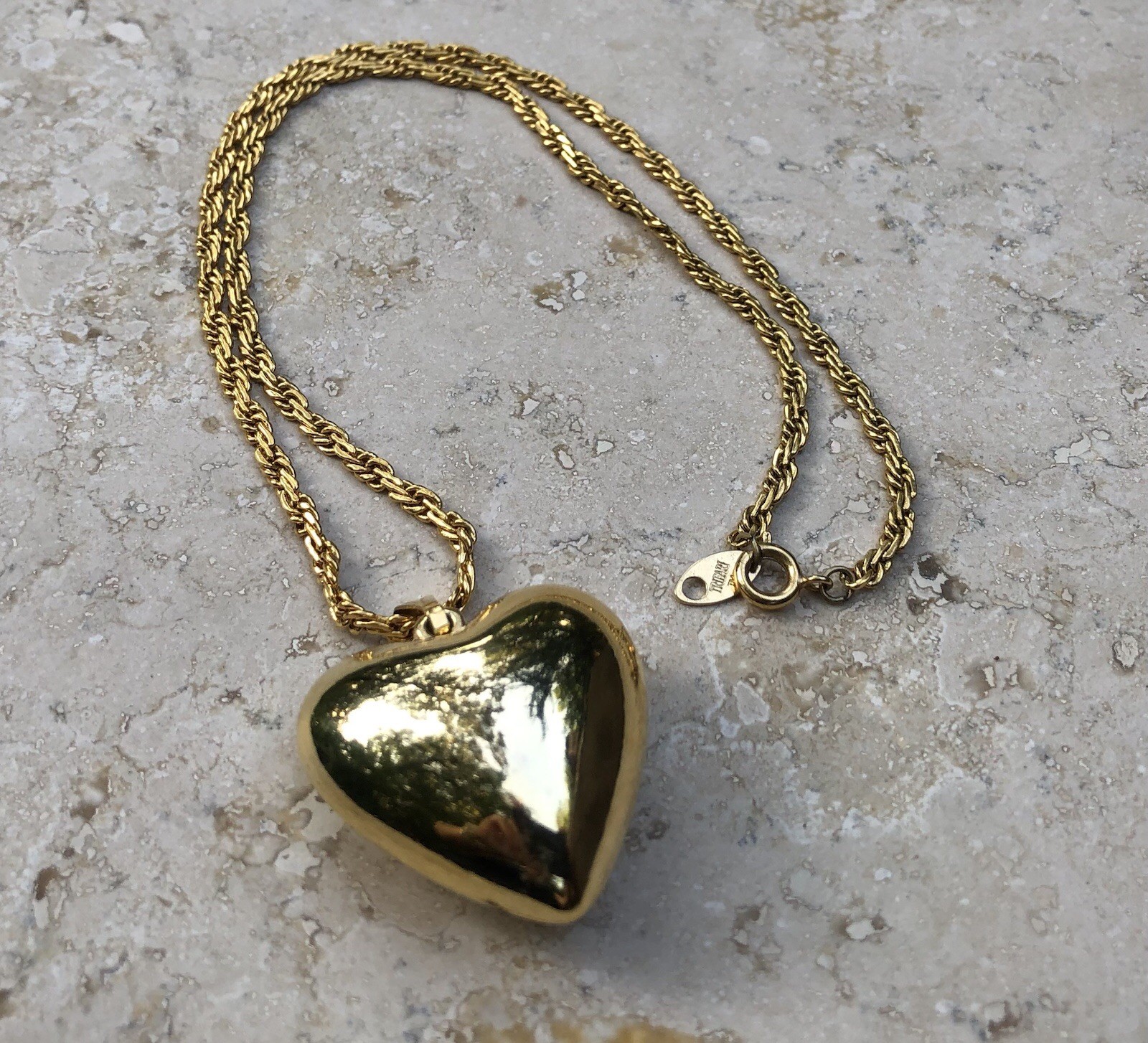 ✨💛VINTAGE Signed TRIFARI Gold Tone PUFFED HEART Pendant NECKLACE 17+” | Estate