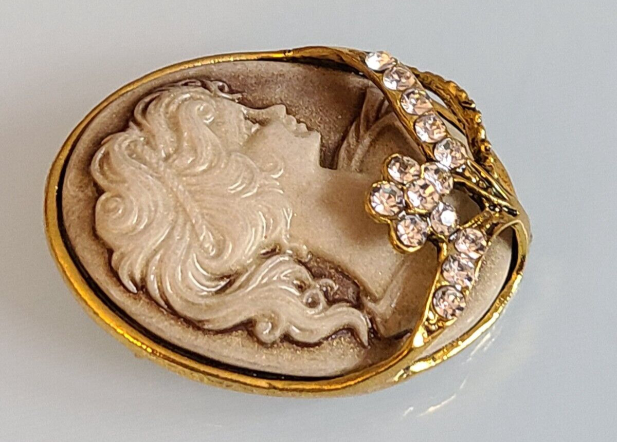GORGEOUS 1 1/2 INCH DIMENSIONAL RESIN RHINESTONE CAMEO FLOWERS BROOCH PIN WOW