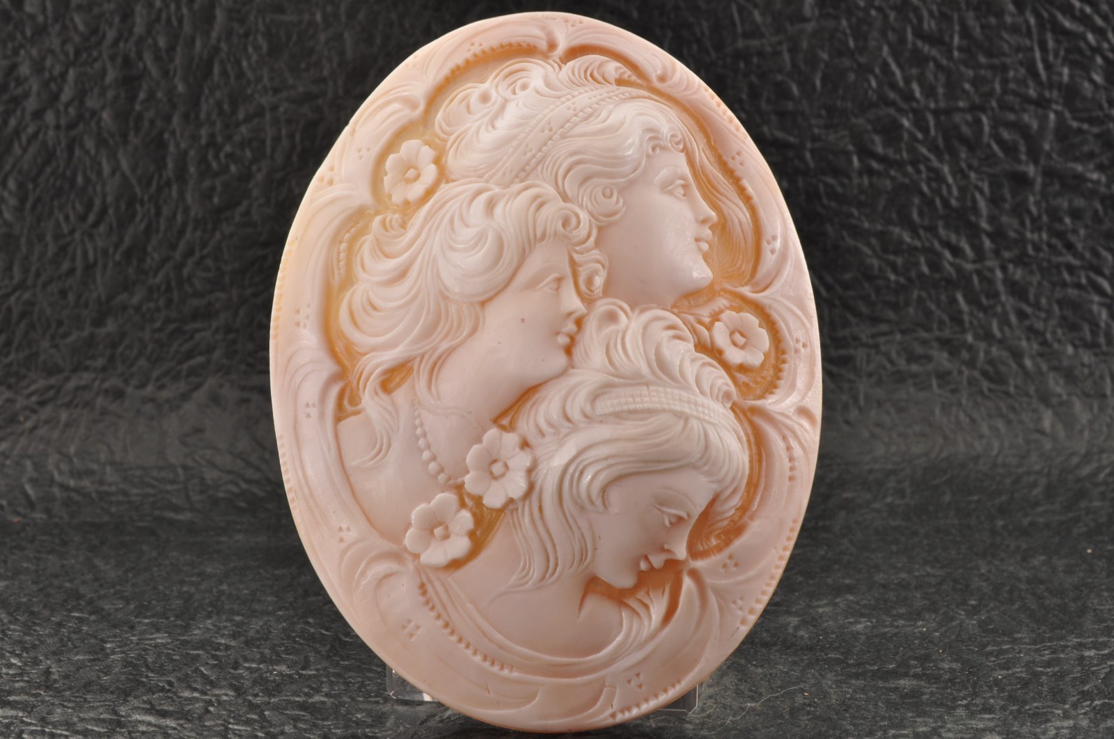 Vintage Large oval shell cameo carved “Three Girls” (155ct) sign by artist case