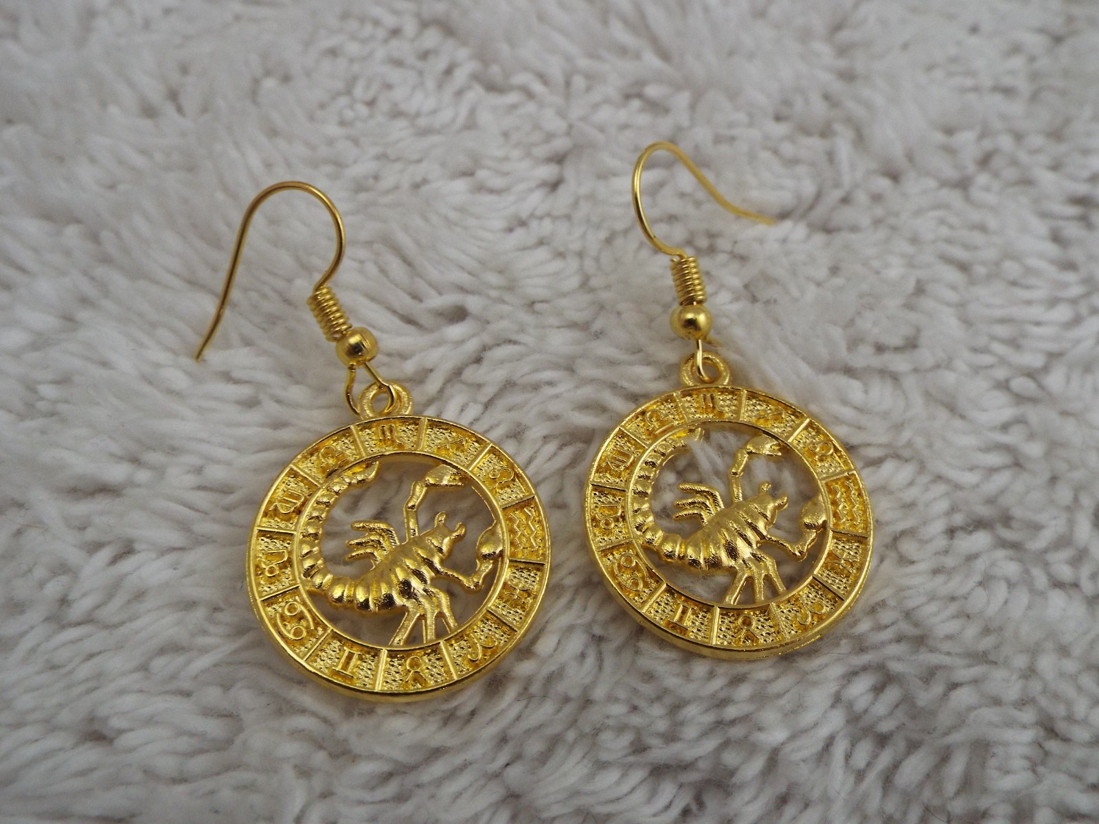 Goldtone Zodiac Scorpio Scorpion Pierced Earrings (B43)