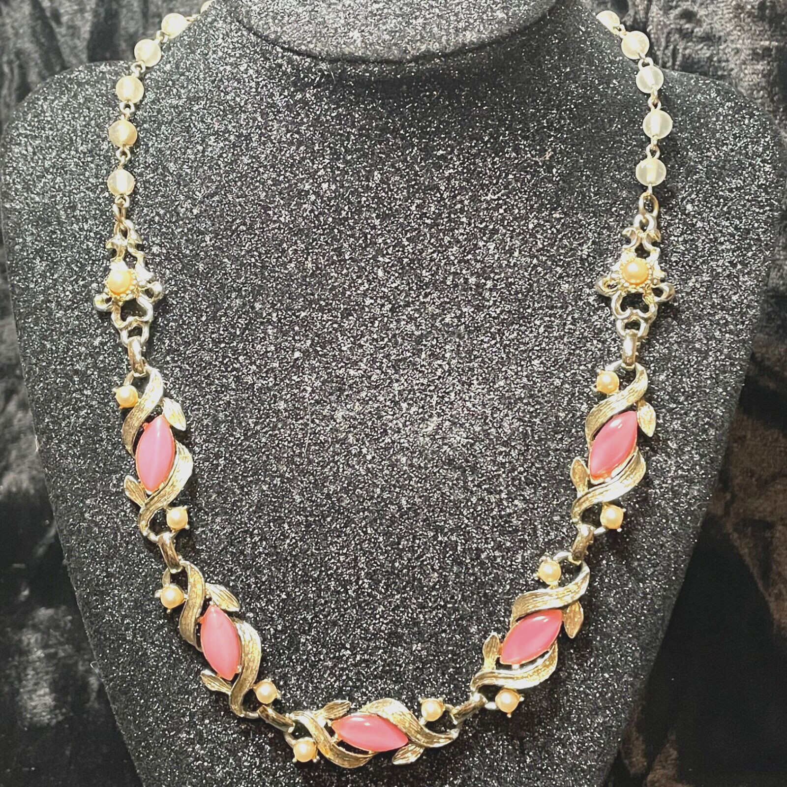 NECKLACE vintage pink faux gem faux pearl goldtone metal hook clasp unsigned