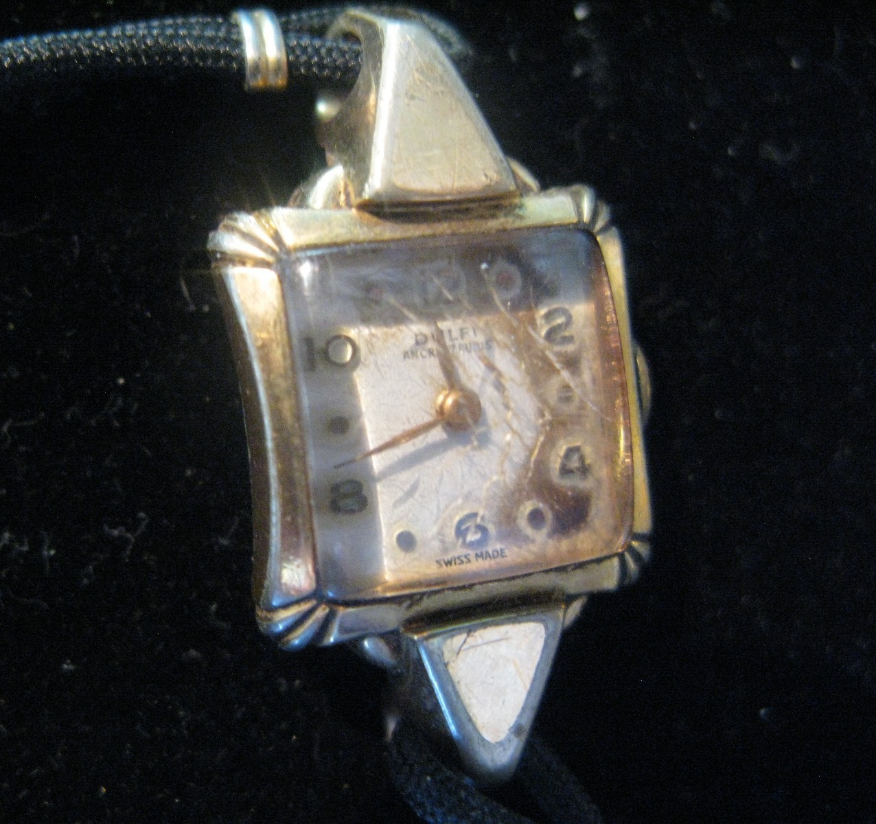 Fond Acier Inoxydable 48235 Vintage Womans Wristwatch Black Band NOT WORKING