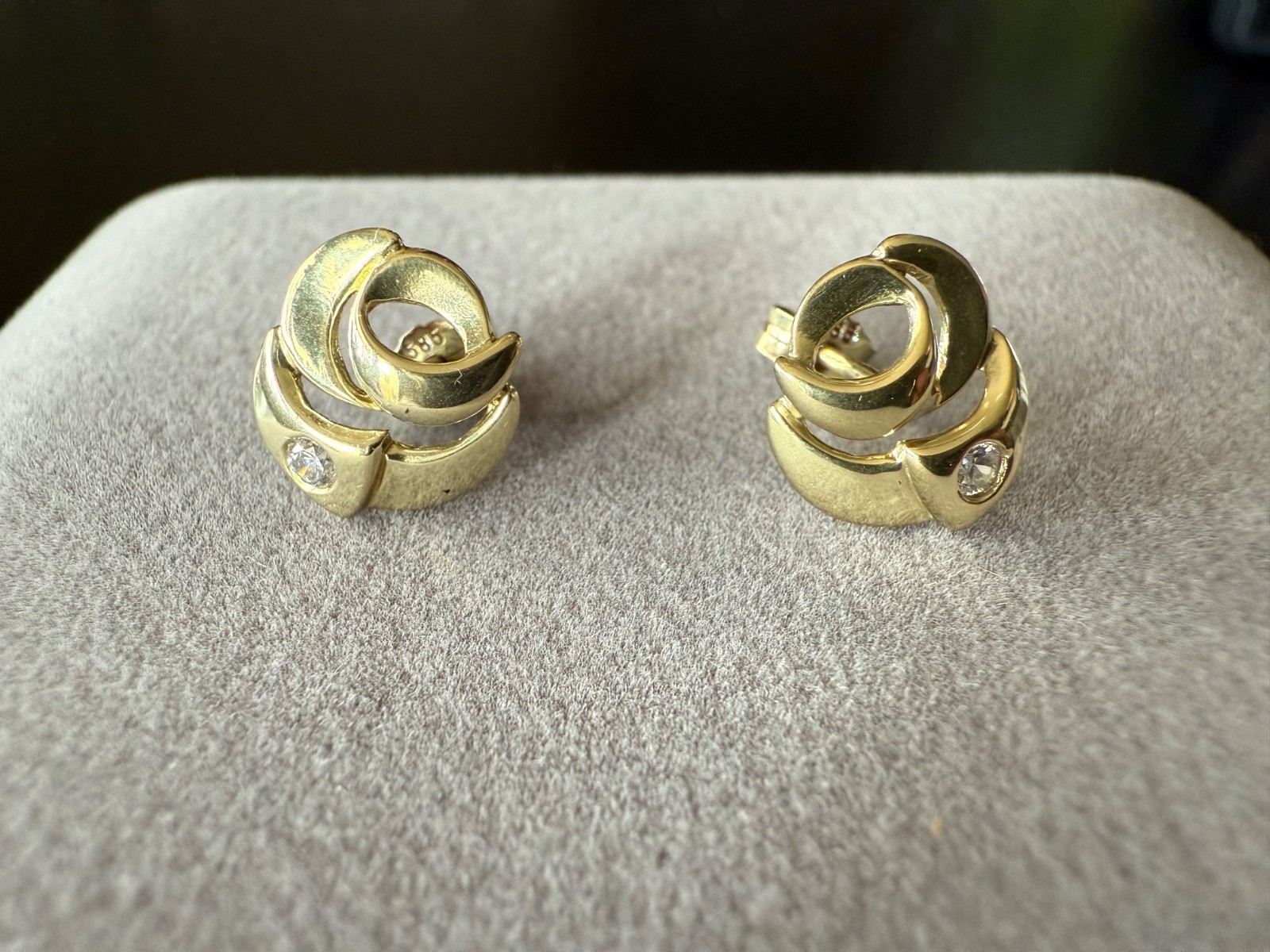 Stud earrings with 2 diamonds 585 Yellow gold