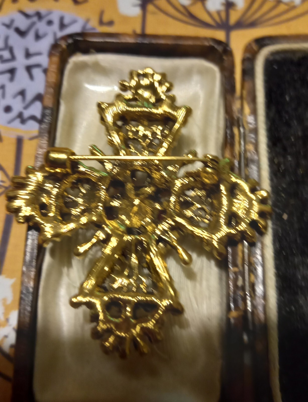 VINTAGE STYLE GOLDTONE RED GREEN SPARKLY CROSS BROOCH MEDIEVAL RELIGIOUS GOTHIC