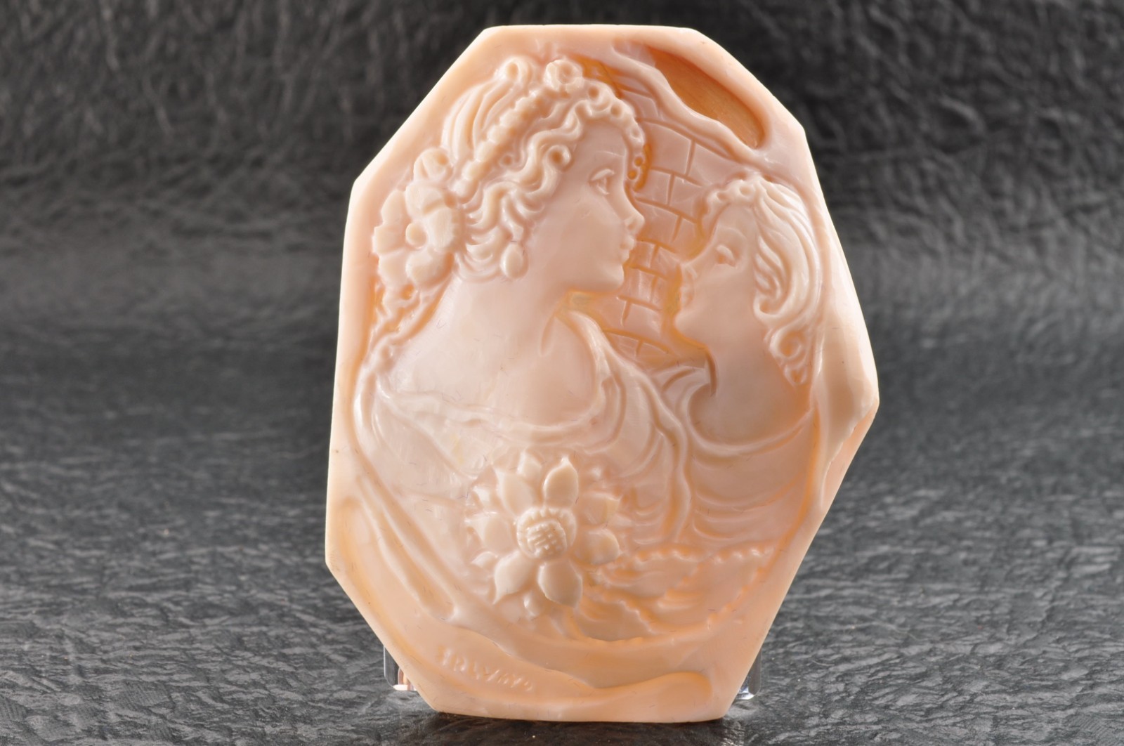 4 items , vintage shell cameo White and brown color (Total 296.0ct) with case.