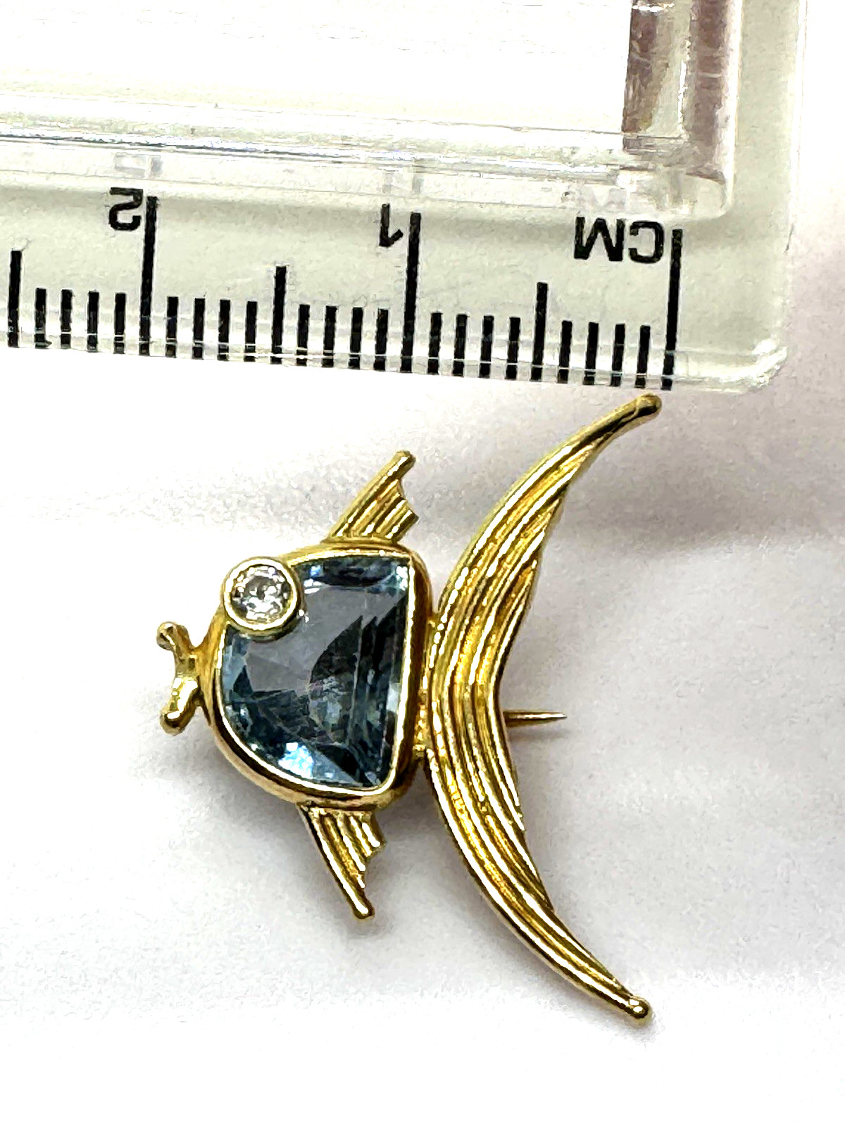 18k Le Gi Blue Topaz Fish Pin C Clasp little brooch with character 2.4 grams