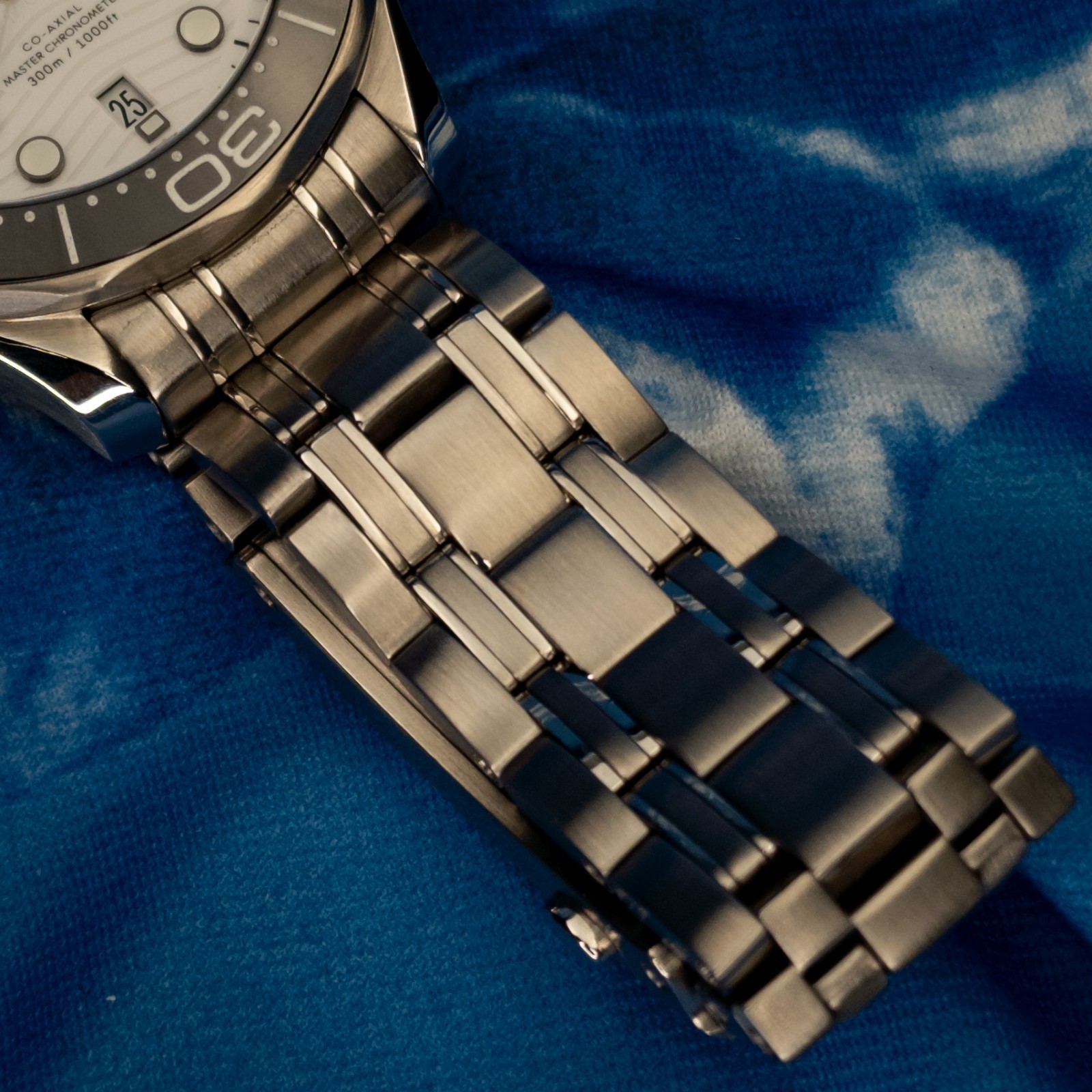 2025 Omega Seamaster Diver 300M 42mm White Wave 210.30.42.20.04.001 Box & Papers