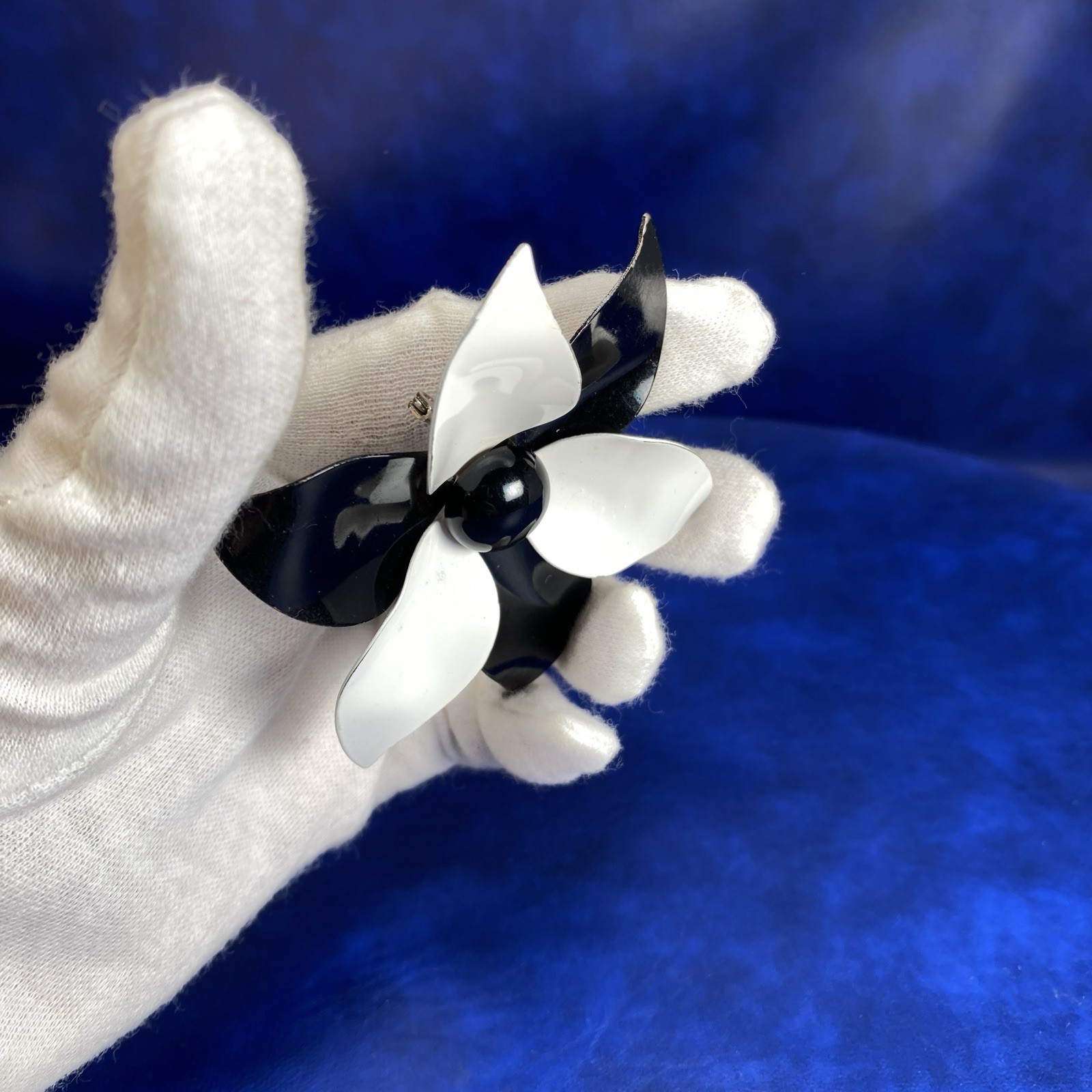 Vtg Unsigned Black & White Metal Flower Brooch Pin Mid-Century Bold 3.25 Inch