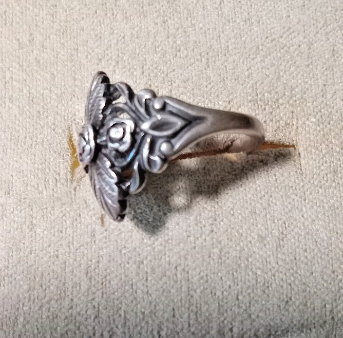 Sterling Silver Wheeler Manufacturing Black Hills type Floral Ring Size 7.5 4.1g